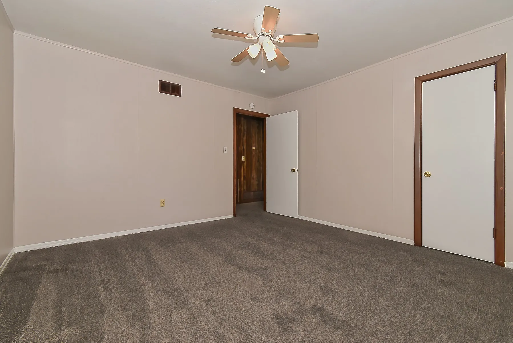 Single Family Residence For Sale in Hunt County , 405 Fm 816, Wolfe City, Texas 75496, 2 Bedroom, 1 Bathroom, 1 Garage spaces, 968 Sqft, built in 1965, mls#21398260, Real Estate Agent in Wolfe City, Homes For Sale in Hunt county, Homes For Sale in Wolfe City, Realtor in Wolfe City Texas, Real Estate Brokerage Independent Realty Texas, Luminita Cordes Realtor
