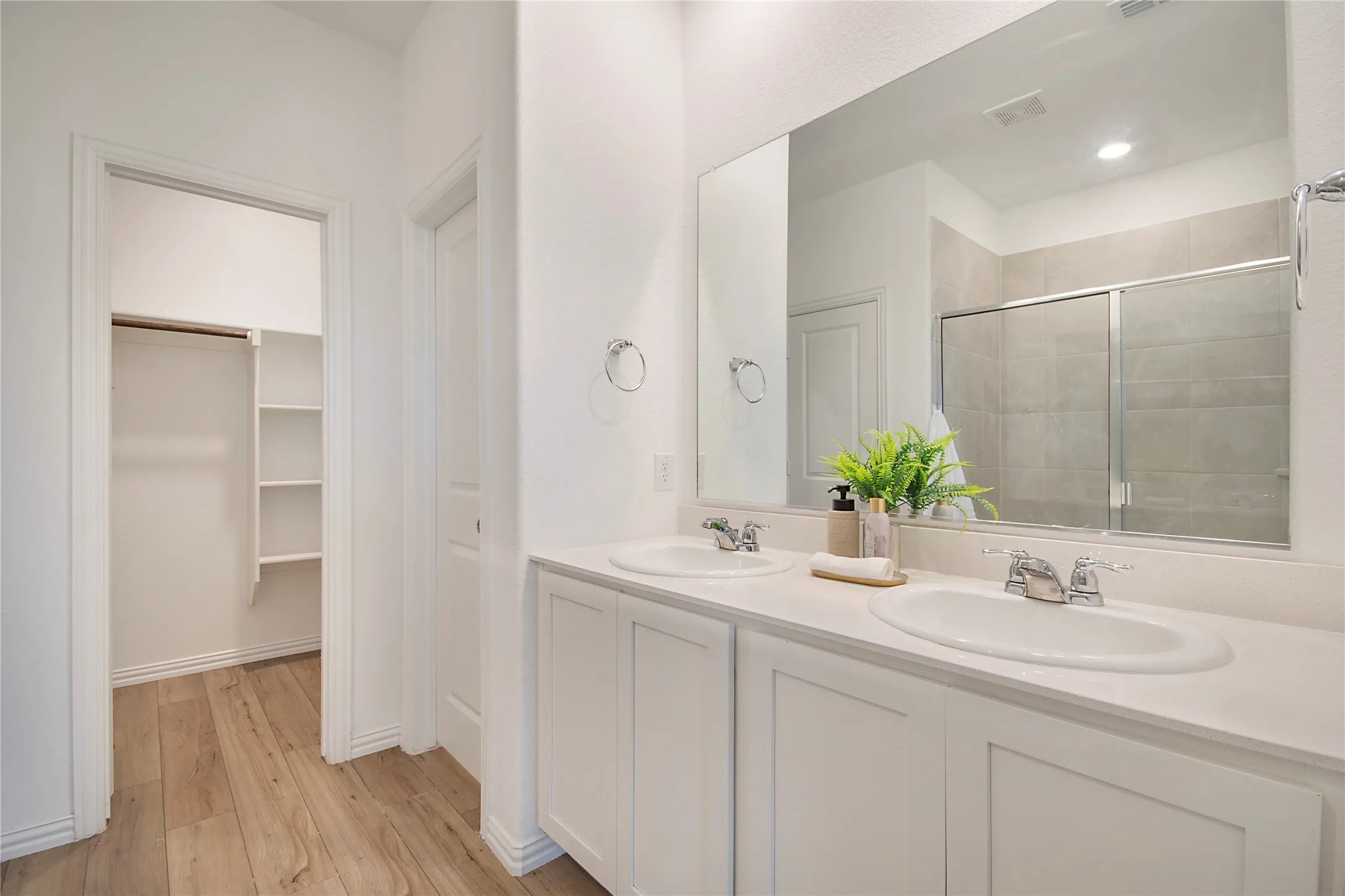 Single Family Residence For Rent in Collin County , 8012 Lindheimer Lane, Mc Kinney, Texas 75071, 4 Bedroom, 2 Bathroom, 2 Garage spaces, 1,835 Sqft, built in 2022, mls#21401730, Real Estate Agent in Mc Kinney, Homes For Rent in Collin county, Homes For Rent in Mc Kinney, Realtor in Mc Kinney Texas, Real Estate Brokerage Independent Realty Texas, Luminita Cordes Realtor