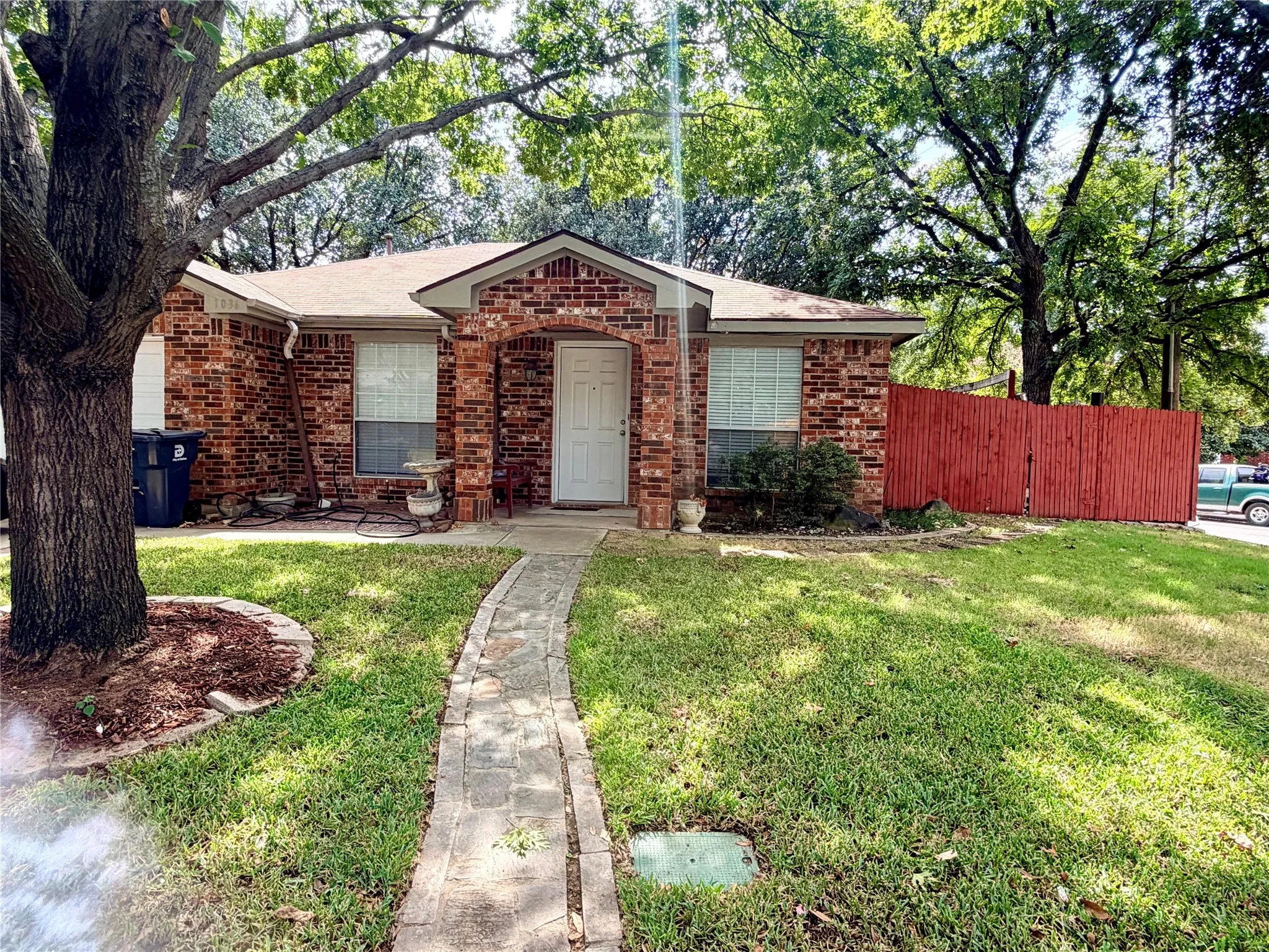 Single Family Residence For Rent in Dallas County , 1036 EL TRIUMFO Street, Dallas, Texas 75212, 3 Bedroom, 2 Bathroom, 1 Garage spaces, 1,166 Sqft, built in 1998, mls#21400638, Real Estate Agent in Dallas, Homes For Rent in Dallas county, Homes For Rent in Dallas, Realtor in Dallas Texas, Real Estate Brokerage Independent Realty Texas, Luminita Cordes Realtor