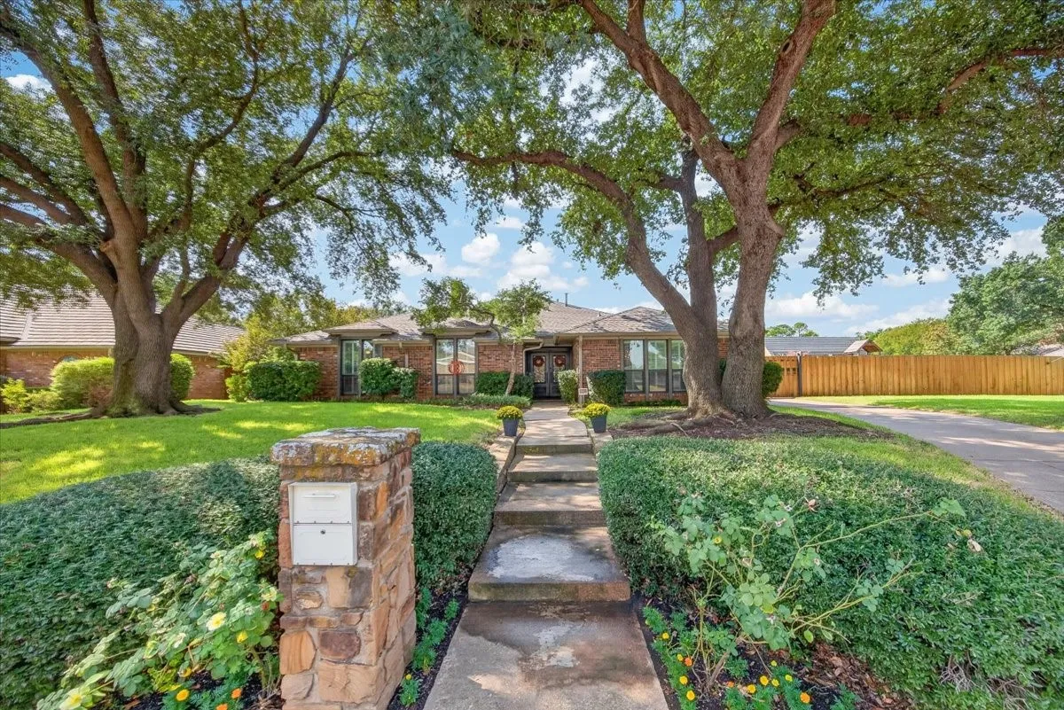 Single Family Residence For Sale in Tarrant County , 604 Lincoln Court, Arlington, Texas 76006, 4 Bedroom, 2 Bathroom, 2 Garage spaces, 2,003 Sqft, built in 1977, mls#21400250, Real Estate Agent in Arlington, Homes For Sale in Tarrant county, Homes For Sale in Arlington, Realtor in Arlington Texas, Real Estate Brokerage Independent Realty Texas, Luminita Cordes Realtor