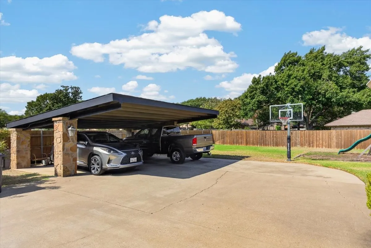 Single Family Residence For Sale in Tarrant County , 604 Lincoln Court, Arlington, Texas 76006, 4 Bedroom, 2 Bathroom, 2 Garage spaces, 2,003 Sqft, built in 1977, mls#21400250, Real Estate Agent in Arlington, Homes For Sale in Tarrant county, Homes For Sale in Arlington, Realtor in Arlington Texas, Real Estate Brokerage Independent Realty Texas, Luminita Cordes Realtor