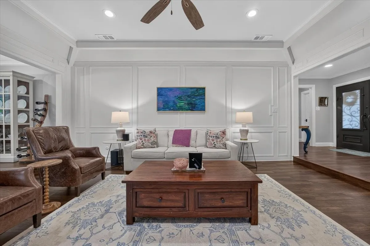 Single Family Residence For Sale in Tarrant County , 604 Lincoln Court, Arlington, Texas 76006, 4 Bedroom, 2 Bathroom, 2 Garage spaces, 2,003 Sqft, built in 1977, mls#21400250, Real Estate Agent in Arlington, Homes For Sale in Tarrant county, Homes For Sale in Arlington, Realtor in Arlington Texas, Real Estate Brokerage Independent Realty Texas, Luminita Cordes Realtor