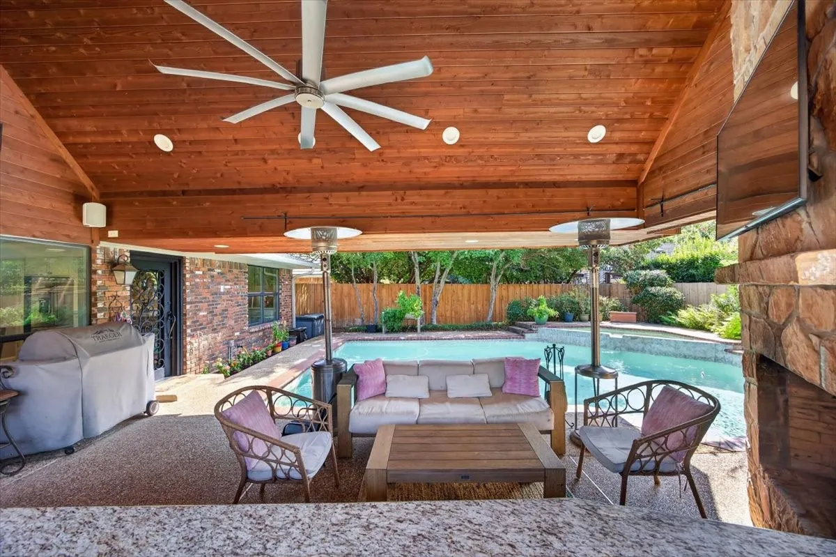 Single Family Residence For Sale in Tarrant County , 604 Lincoln Court, Arlington, Texas 76006, 4 Bedroom, 2 Bathroom, 2 Garage spaces, 2,003 Sqft, built in 1977, mls#21400250, Real Estate Agent in Arlington, Homes For Sale in Tarrant county, Homes For Sale in Arlington, Realtor in Arlington Texas, Real Estate Brokerage Independent Realty Texas, Luminita Cordes Realtor
