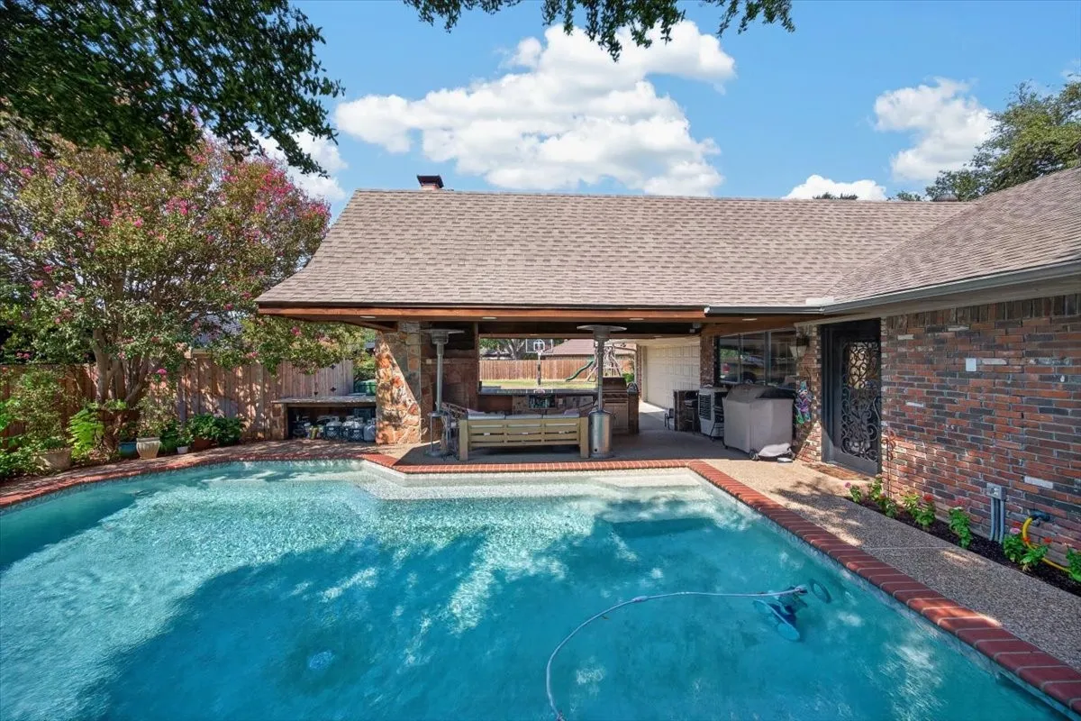 Single Family Residence For Sale in Tarrant County , 604 Lincoln Court, Arlington, Texas 76006, 4 Bedroom, 2 Bathroom, 2 Garage spaces, 2,003 Sqft, built in 1977, mls#21400250, Real Estate Agent in Arlington, Homes For Sale in Tarrant county, Homes For Sale in Arlington, Realtor in Arlington Texas, Real Estate Brokerage Independent Realty Texas, Luminita Cordes Realtor