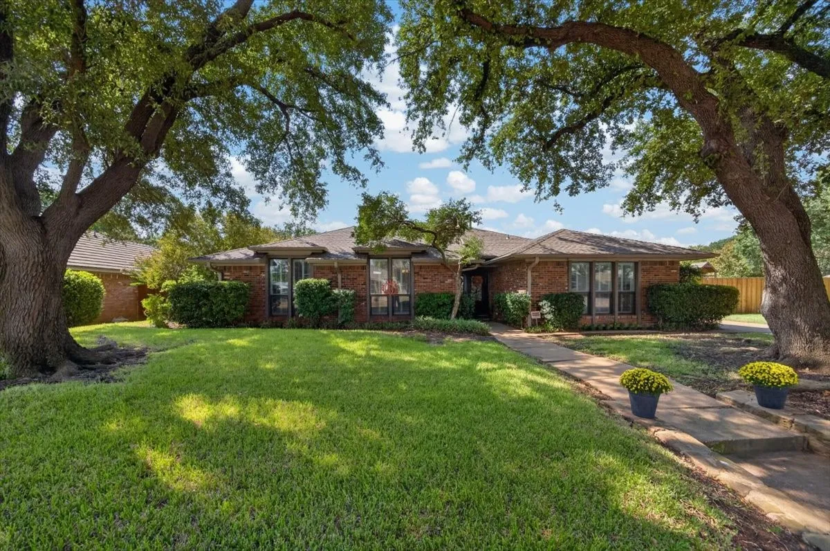 Single Family Residence For Sale in Tarrant County , 604 Lincoln Court, Arlington, Texas 76006, 4 Bedroom, 2 Bathroom, 2 Garage spaces, 2,003 Sqft, built in 1977, mls#21400250, Real Estate Agent in Arlington, Homes For Sale in Tarrant county, Homes For Sale in Arlington, Realtor in Arlington Texas, Real Estate Brokerage Independent Realty Texas, Luminita Cordes Realtor