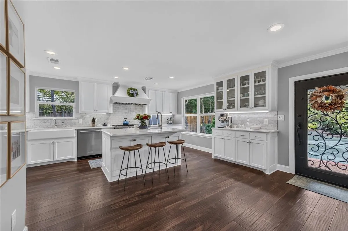 Single Family Residence For Sale in Tarrant County , 604 Lincoln Court, Arlington, Texas 76006, 4 Bedroom, 2 Bathroom, 2 Garage spaces, 2,003 Sqft, built in 1977, mls#21400250, Real Estate Agent in Arlington, Homes For Sale in Tarrant county, Homes For Sale in Arlington, Realtor in Arlington Texas, Real Estate Brokerage Independent Realty Texas, Luminita Cordes Realtor