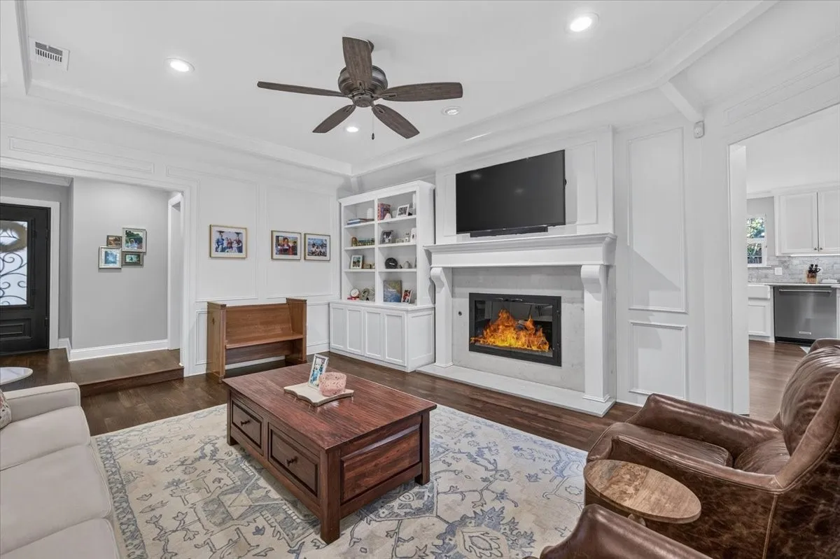 Single Family Residence For Sale in Tarrant County , 604 Lincoln Court, Arlington, Texas 76006, 4 Bedroom, 2 Bathroom, 2 Garage spaces, 2,003 Sqft, built in 1977, mls#21400250, Real Estate Agent in Arlington, Homes For Sale in Tarrant county, Homes For Sale in Arlington, Realtor in Arlington Texas, Real Estate Brokerage Independent Realty Texas, Luminita Cordes Realtor