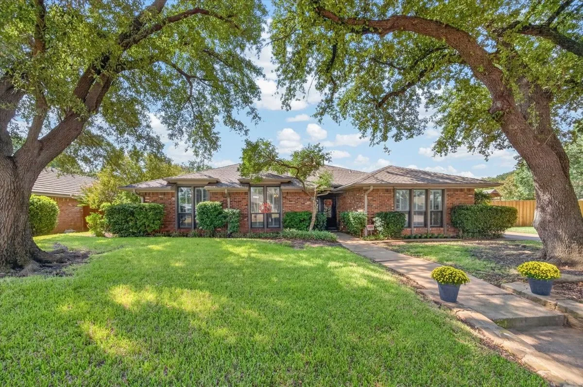 Single Family Residence For Sale in Tarrant County , 604 Lincoln Court, Arlington, Texas 76006, 4 Bedroom, 2 Bathroom, 2 Garage spaces, 2,003 Sqft, built in 1977, mls#21400250, Real Estate Agent in Arlington, Homes For Sale in Tarrant county, Homes For Sale in Arlington, Realtor in Arlington Texas, Real Estate Brokerage Independent Realty Texas, Luminita Cordes Realtor