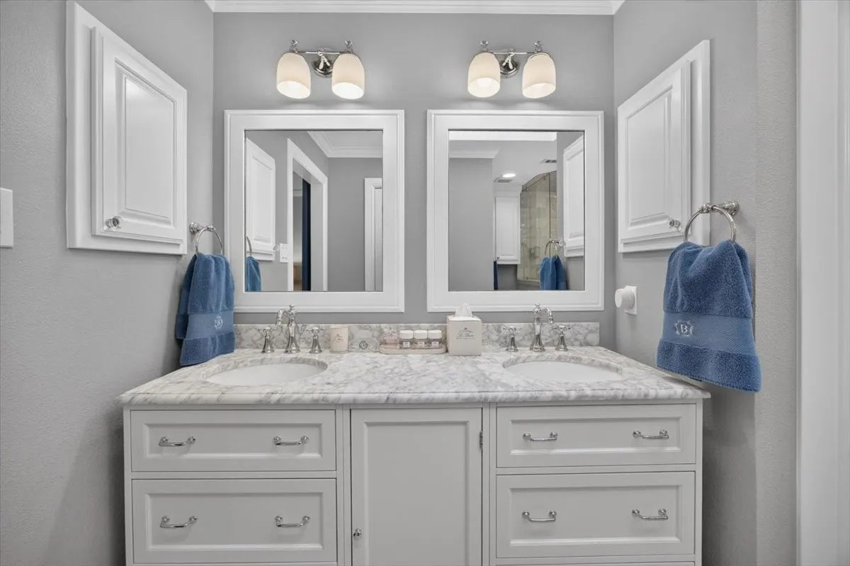 Single Family Residence For Sale in Tarrant County , 604 Lincoln Court, Arlington, Texas 76006, 4 Bedroom, 2 Bathroom, 2 Garage spaces, 2,003 Sqft, built in 1977, mls#21400250, Real Estate Agent in Arlington, Homes For Sale in Tarrant county, Homes For Sale in Arlington, Realtor in Arlington Texas, Real Estate Brokerage Independent Realty Texas, Luminita Cordes Realtor