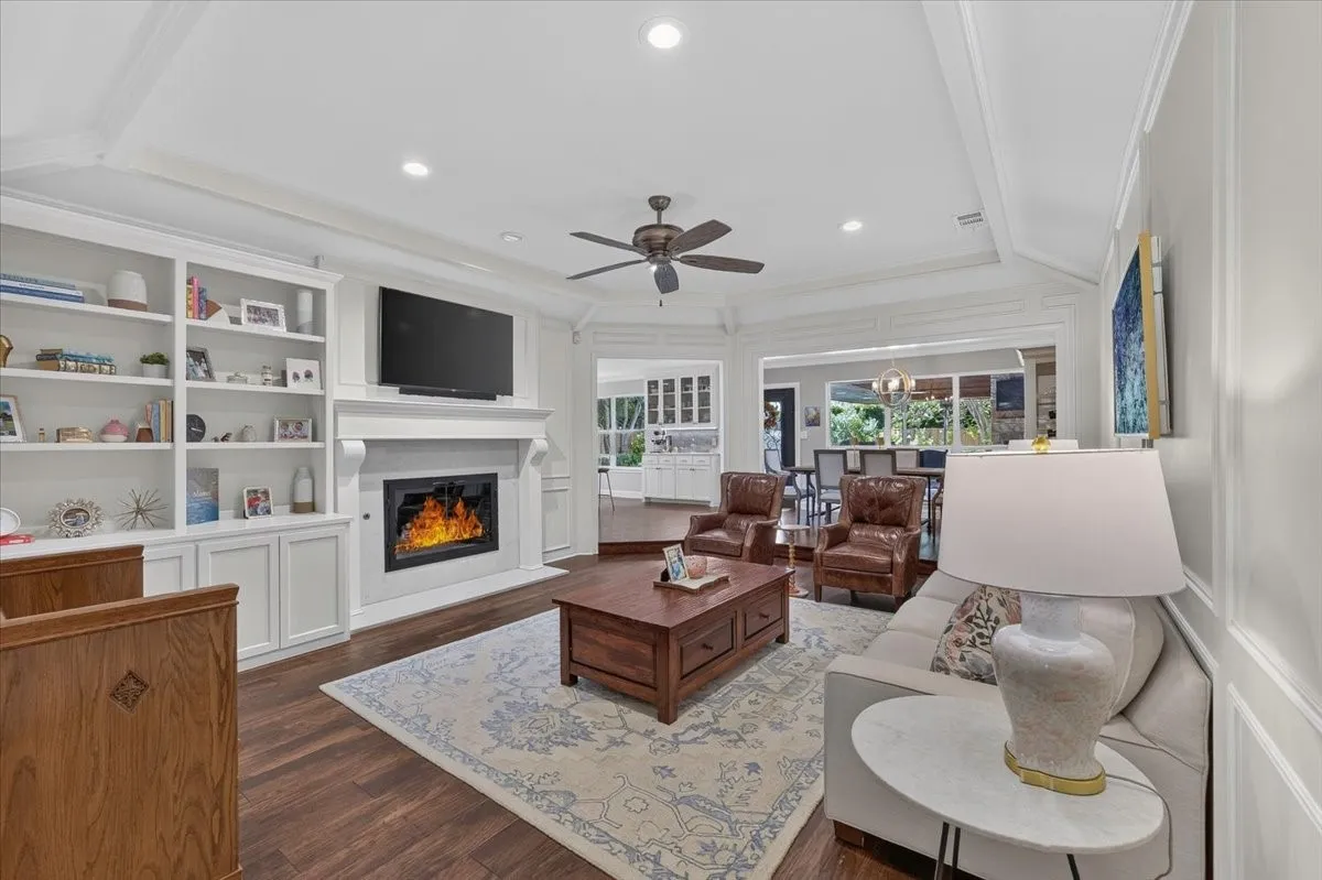 Single Family Residence For Sale in Tarrant County , 604 Lincoln Court, Arlington, Texas 76006, 4 Bedroom, 2 Bathroom, 2 Garage spaces, 2,003 Sqft, built in 1977, mls#21400250, Real Estate Agent in Arlington, Homes For Sale in Tarrant county, Homes For Sale in Arlington, Realtor in Arlington Texas, Real Estate Brokerage Independent Realty Texas, Luminita Cordes Realtor