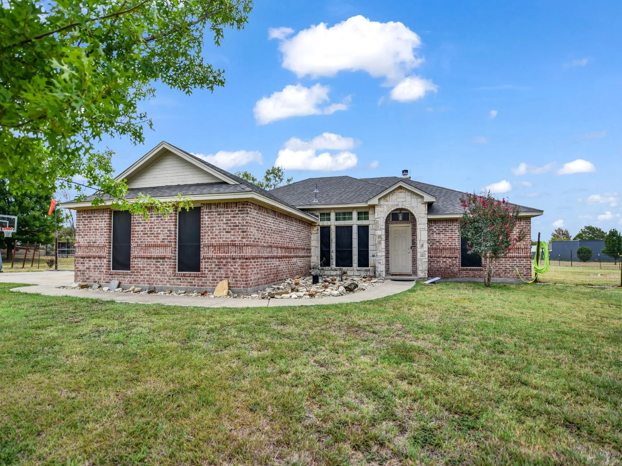 Single Family Residence For Sale in Parker County , 108 Butternut Court, Weatherford, Texas 76088, 3 Bedroom, 2 Bathroom, 2 Garage spaces, 1,634 Sqft, built in 2003, mls#21386619, Real Estate Agent in Weatherford, Homes For Sale in Parker county, Homes For Sale in Weatherford, Realtor in Weatherford Texas, Real Estate Brokerage Independent Realty Texas, Luminita Cordes Realtor