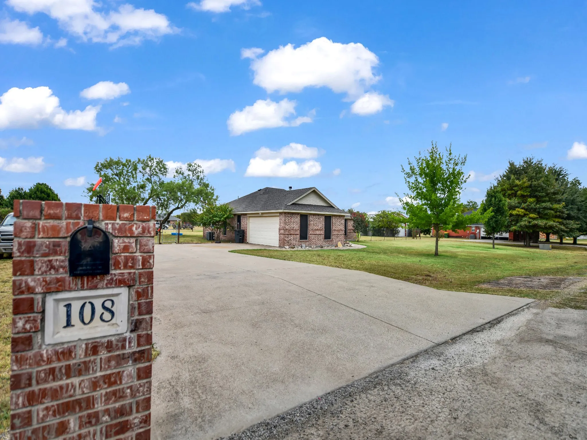 Single Family Residence For Sale in Parker County , 108 Butternut Court, Weatherford, Texas 76088, 3 Bedroom, 2 Bathroom, 2 Garage spaces, 1,634 Sqft, built in 2003, mls#21386619, Real Estate Agent in Weatherford, Homes For Sale in Parker county, Homes For Sale in Weatherford, Realtor in Weatherford Texas, Real Estate Brokerage Independent Realty Texas, Luminita Cordes Realtor