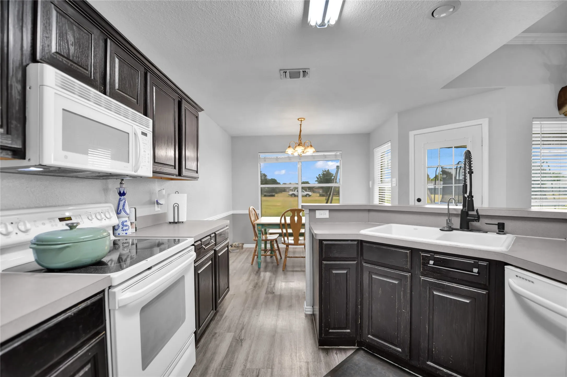 Single Family Residence For Sale in Parker County , 108 Butternut Court, Weatherford, Texas 76088, 3 Bedroom, 2 Bathroom, 2 Garage spaces, 1,634 Sqft, built in 2003, mls#21386619, Real Estate Agent in Weatherford, Homes For Sale in Parker county, Homes For Sale in Weatherford, Realtor in Weatherford Texas, Real Estate Brokerage Independent Realty Texas, Luminita Cordes Realtor