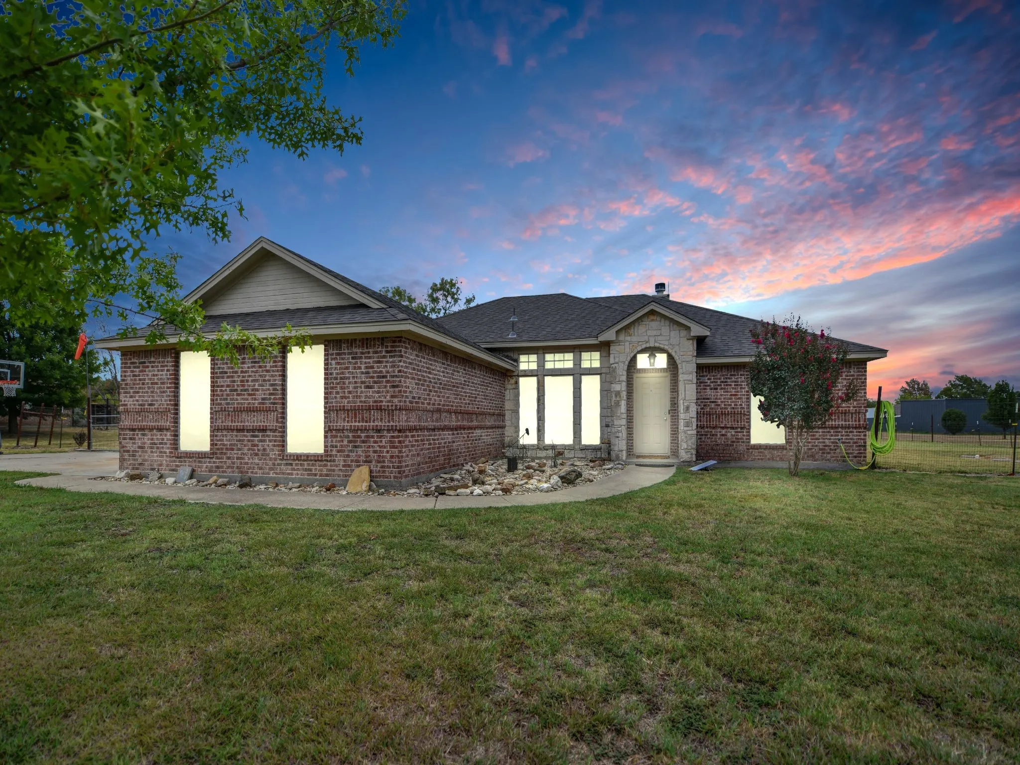 Single Family Residence For Sale in Parker County , 108 Butternut Court, Weatherford, Texas 76088, 3 Bedroom, 2 Bathroom, 2 Garage spaces, 1,634 Sqft, built in 2003, mls#21386619, Real Estate Agent in Weatherford, Homes For Sale in Parker county, Homes For Sale in Weatherford, Realtor in Weatherford Texas, Real Estate Brokerage Independent Realty Texas, Luminita Cordes Realtor