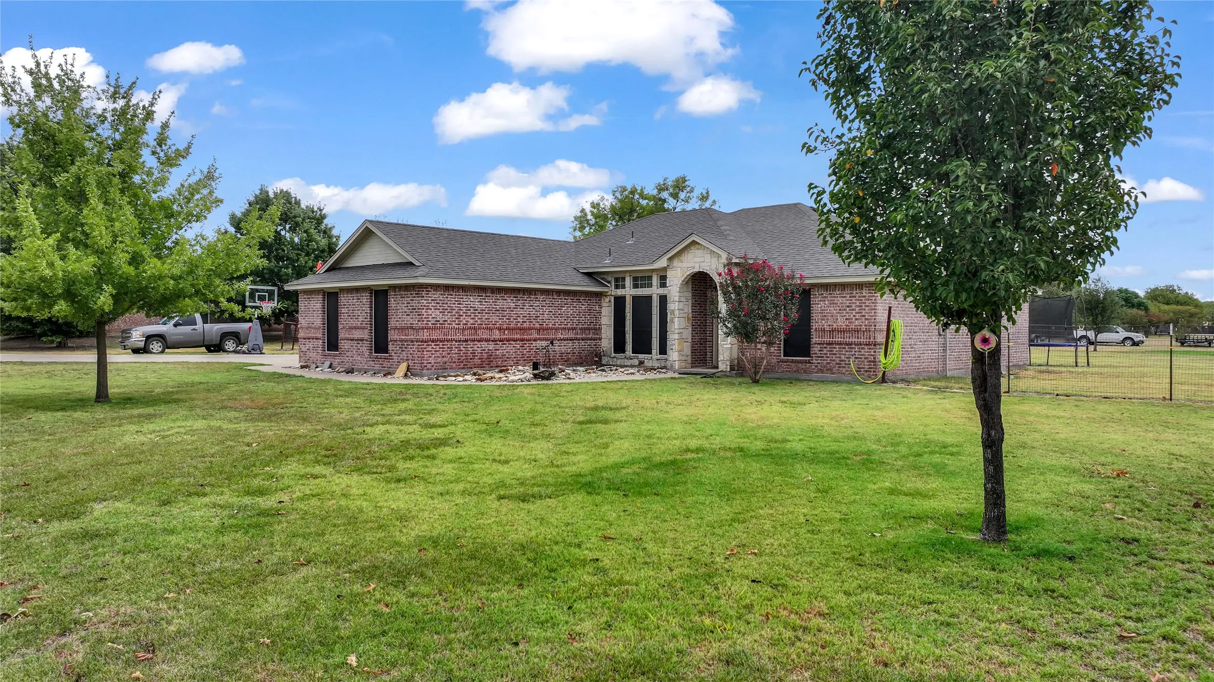 Single Family Residence For Sale in Parker County , 108 Butternut Court, Weatherford, Texas 76088, 3 Bedroom, 2 Bathroom, 2 Garage spaces, 1,634 Sqft, built in 2003, mls#21386619, Real Estate Agent in Weatherford, Homes For Sale in Parker county, Homes For Sale in Weatherford, Realtor in Weatherford Texas, Real Estate Brokerage Independent Realty Texas, Luminita Cordes Realtor