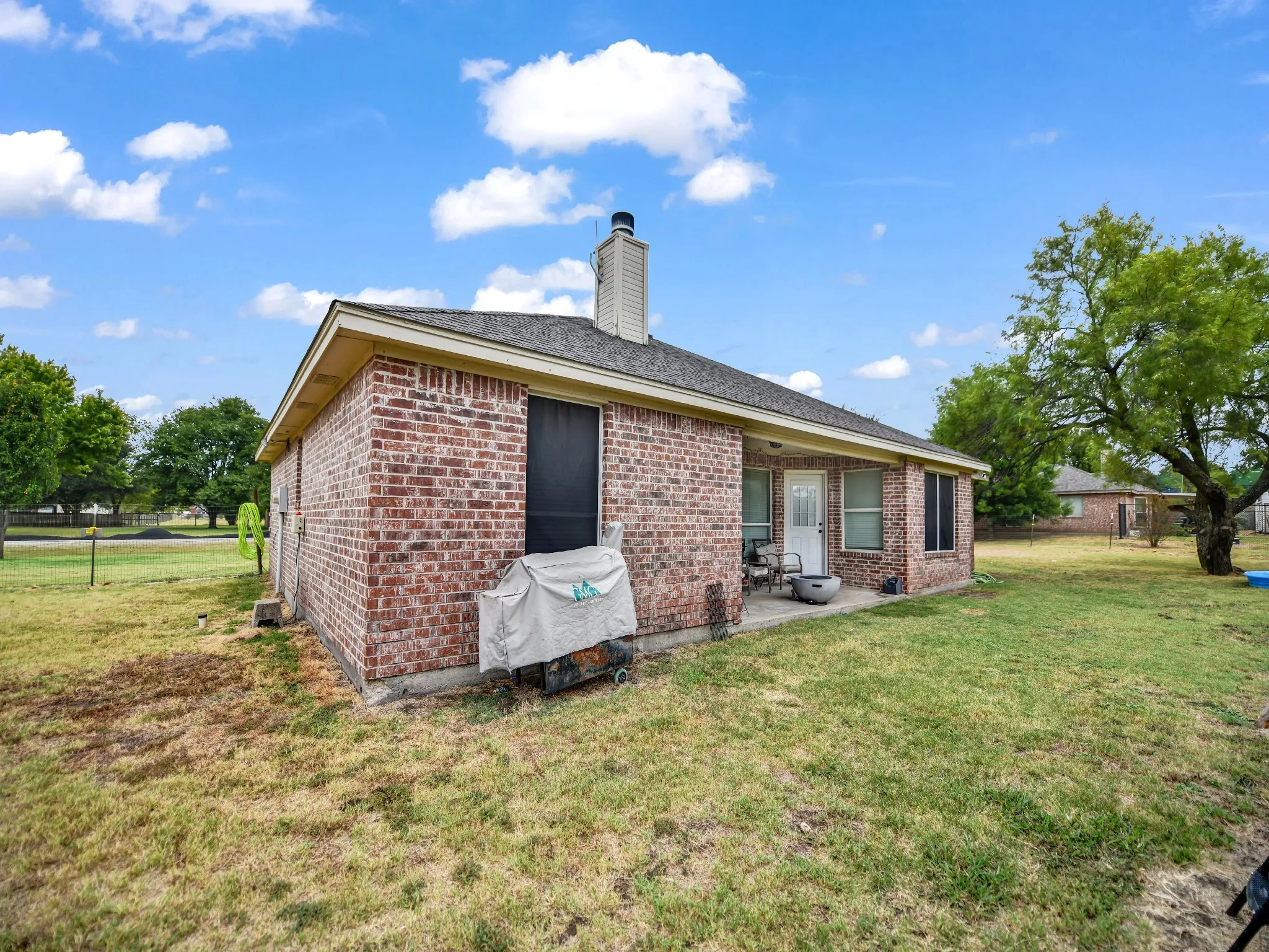 Single Family Residence For Sale in Parker County , 108 Butternut Court, Weatherford, Texas 76088, 3 Bedroom, 2 Bathroom, 2 Garage spaces, 1,634 Sqft, built in 2003, mls#21386619, Real Estate Agent in Weatherford, Homes For Sale in Parker county, Homes For Sale in Weatherford, Realtor in Weatherford Texas, Real Estate Brokerage Independent Realty Texas, Luminita Cordes Realtor