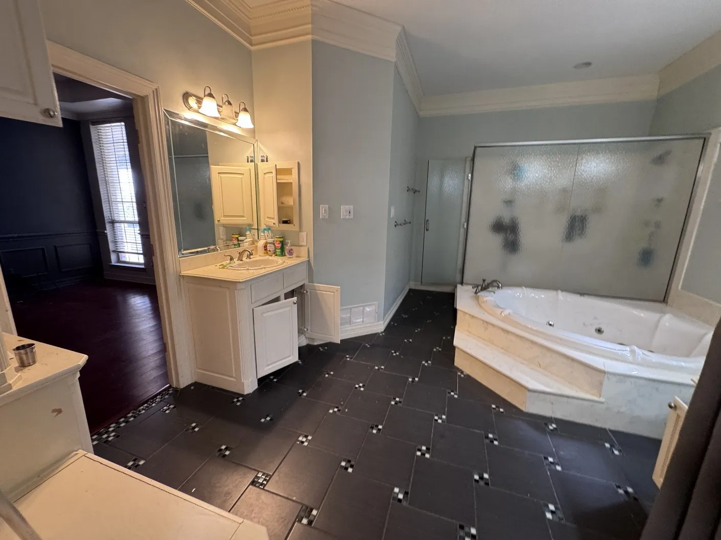 Single Family Residence For Sale in Tarrant County , 2717 Laurel Valley Lane, Arlington, Texas 76006, 6 Bedroom, 6 Bathroom, 2 Garage spaces, 6,495 Sqft, built in 1992, mls#21401080, Real Estate Agent in Arlington, Homes For Sale in Tarrant county, Homes For Sale in Arlington, Realtor in Arlington Texas, Real Estate Brokerage Independent Realty Texas, Luminita Cordes Realtor