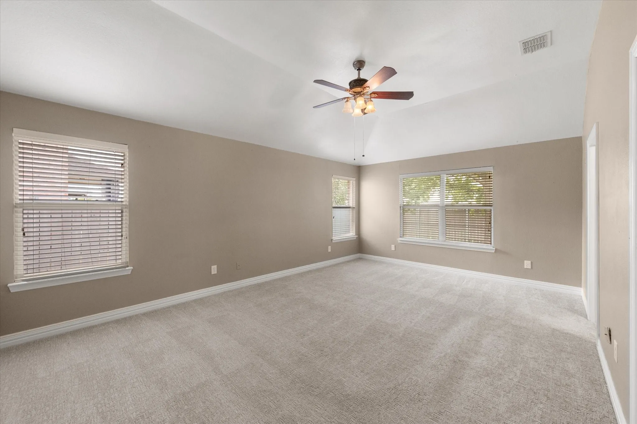 Single Family Residence For Sale in Tarrant County , 1109 Nighthawk Road, Fort Worth, Texas 76108, 3 Bedroom, 2 Bathroom, 2 Garage spaces, 2,056 Sqft, built in 2007, mls#21401658, Real Estate Agent in Fort Worth, Homes For Sale in Tarrant county, Homes For Sale in Fort Worth, Realtor in Fort Worth Texas, Real Estate Brokerage Independent Realty Texas, Luminita Cordes Realtor