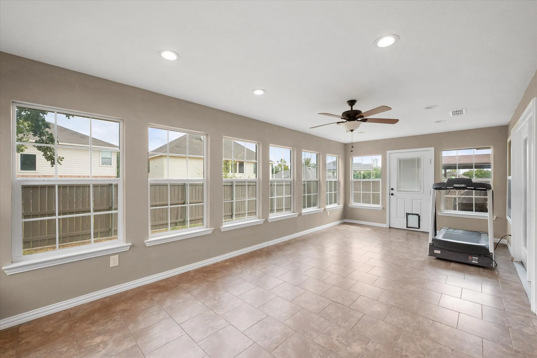 Bonus-sun room with AC