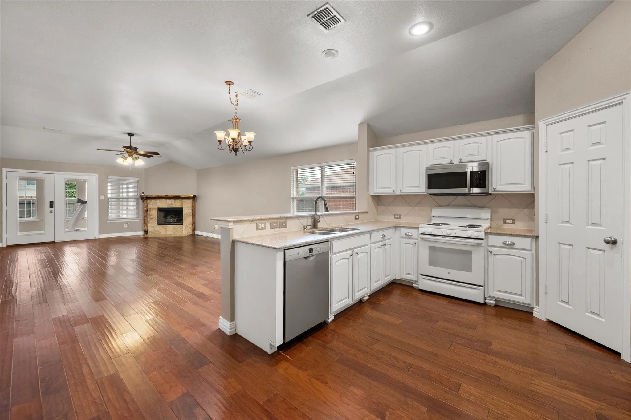 Open floorplan is perfect for entertaining family and friends