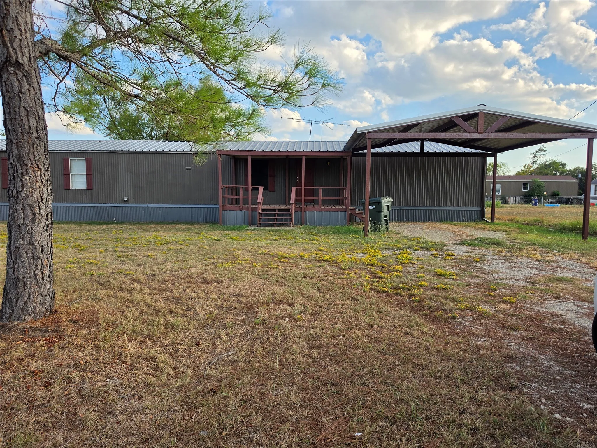 Mobile Home For Sale in Kaufman County , 414 Kaci Jo, Mabank, Texas 75147, 3 Bedroom, 2 Bathroom, Garage spaces, 1,216 Sqft, built in 2000, mls#21401780, Real Estate Agent in Mabank, Homes For Sale in Kaufman county, Homes For Sale in Mabank, Realtor in Mabank Texas, Real Estate Brokerage Independent Realty Texas, Luminita Cordes Realtor