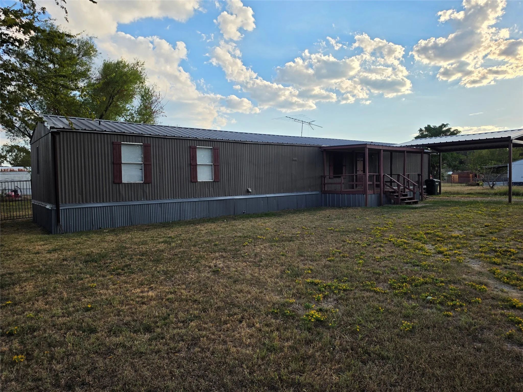 Mobile Home For Sale in Kaufman County , 414 Kaci Jo, Mabank, Texas 75147, 3 Bedroom, 2 Bathroom, Garage spaces, 1,216 Sqft, built in 2000, mls#21401780, Real Estate Agent in Mabank, Homes For Sale in Kaufman county, Homes For Sale in Mabank, Realtor in Mabank Texas, Real Estate Brokerage Independent Realty Texas, Luminita Cordes Realtor