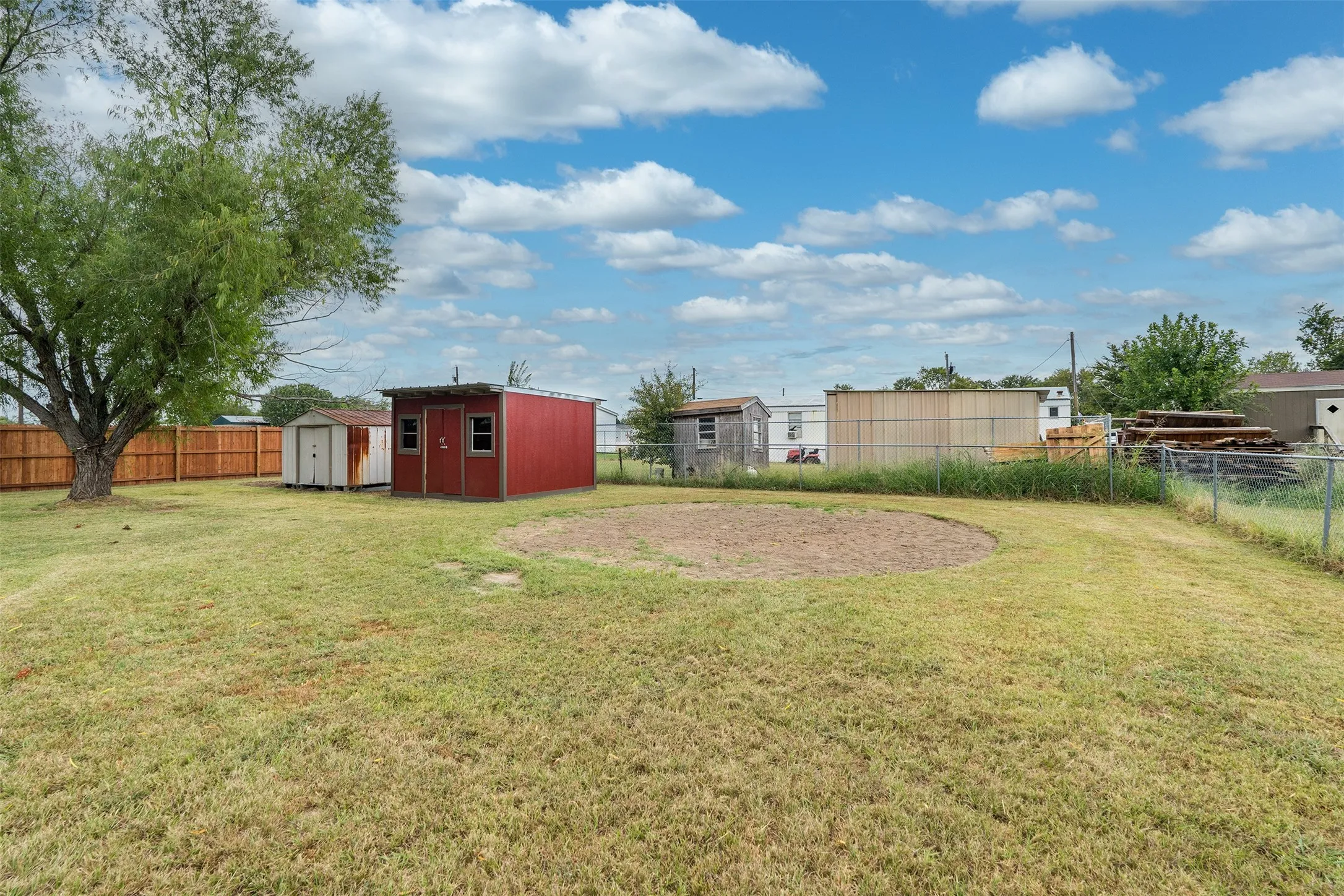 Mobile Home For Sale in Kaufman County , 414 Kaci Jo, Mabank, Texas 75147, 3 Bedroom, 2 Bathroom, Garage spaces, 1,216 Sqft, built in 2000, mls#21401780, Real Estate Agent in Mabank, Homes For Sale in Kaufman county, Homes For Sale in Mabank, Realtor in Mabank Texas, Real Estate Brokerage Independent Realty Texas, Luminita Cordes Realtor