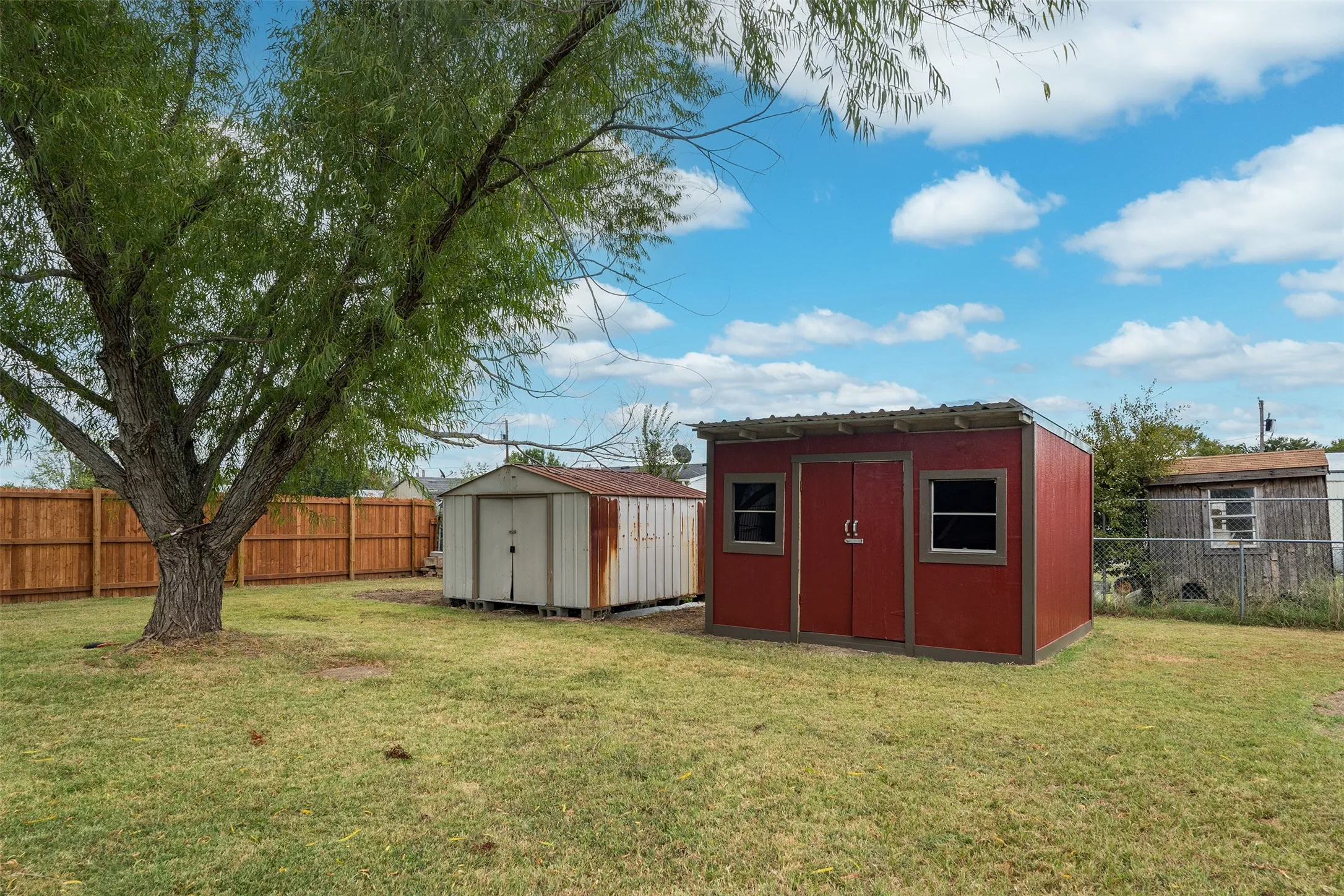 Mobile Home For Sale in Kaufman County , 414 Kaci Jo, Mabank, Texas 75147, 3 Bedroom, 2 Bathroom, Garage spaces, 1,216 Sqft, built in 2000, mls#21401780, Real Estate Agent in Mabank, Homes For Sale in Kaufman county, Homes For Sale in Mabank, Realtor in Mabank Texas, Real Estate Brokerage Independent Realty Texas, Luminita Cordes Realtor
