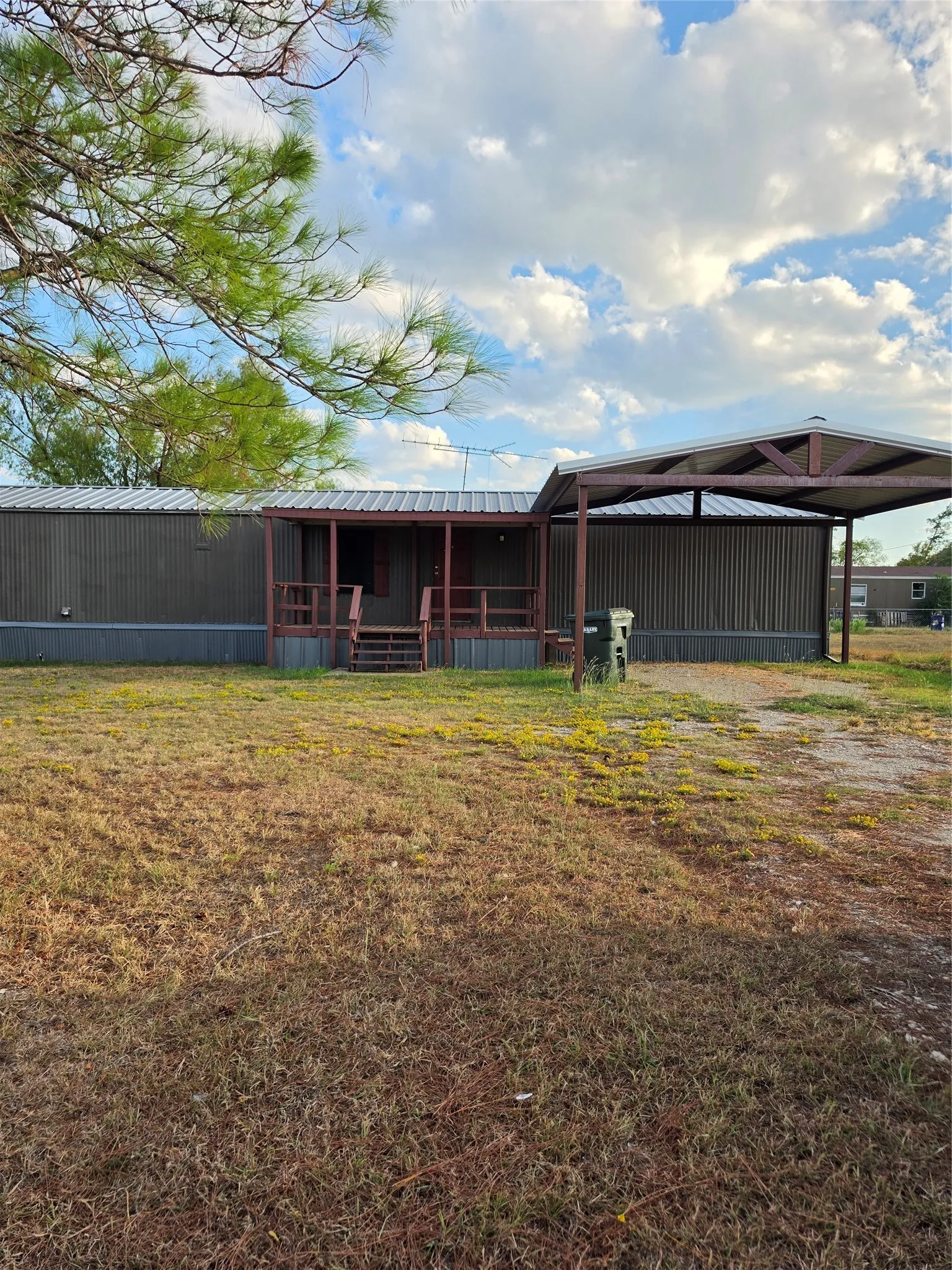 Mobile Home For Sale in Kaufman County , 414 Kaci Jo, Mabank, Texas 75147, 3 Bedroom, 2 Bathroom, Garage spaces, 1,216 Sqft, built in 2000, mls#21401780, Real Estate Agent in Mabank, Homes For Sale in Kaufman county, Homes For Sale in Mabank, Realtor in Mabank Texas, Real Estate Brokerage Independent Realty Texas, Luminita Cordes Realtor
