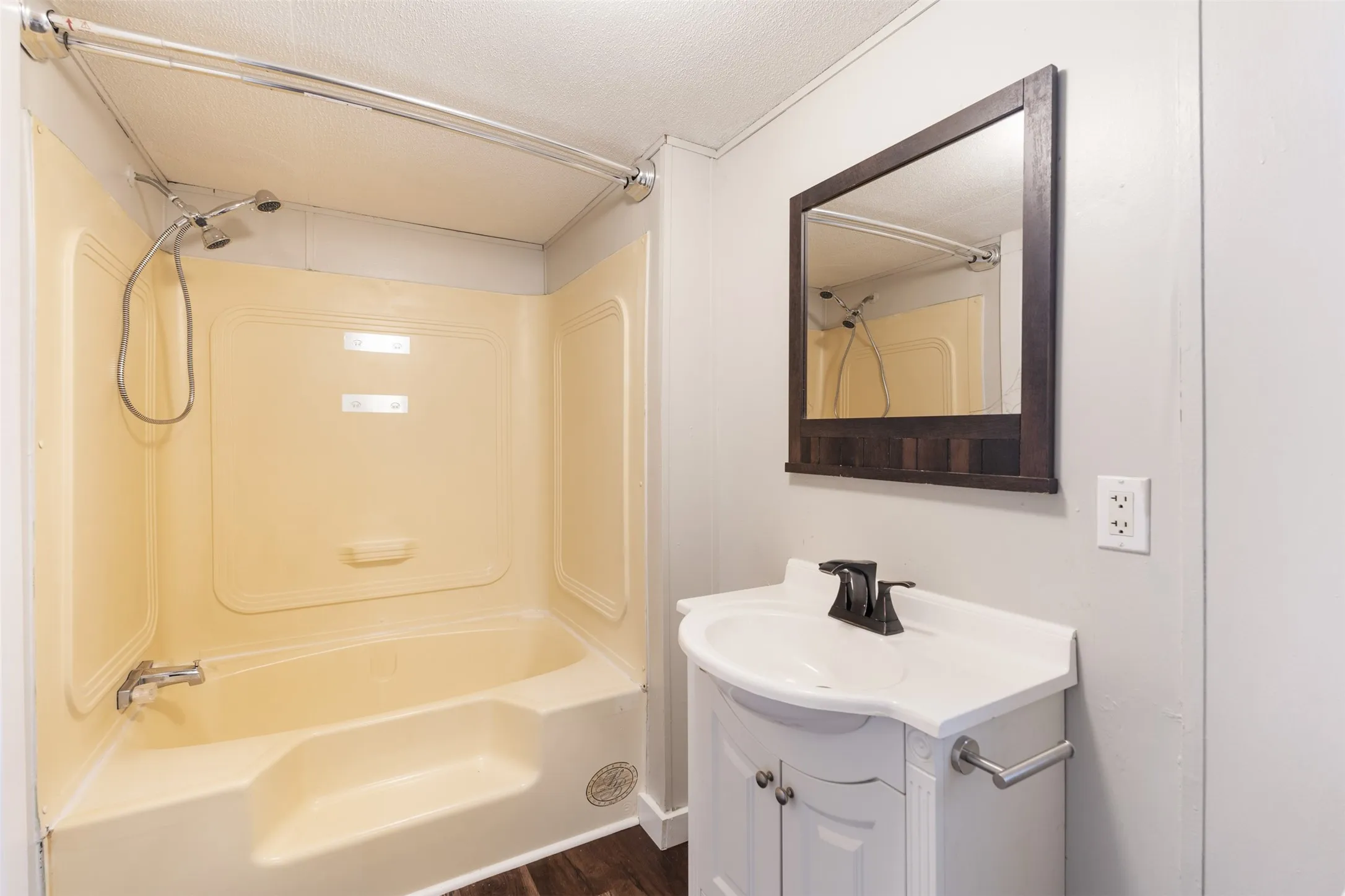 Mobile Home For Sale in Kaufman County , 414 Kaci Jo, Mabank, Texas 75147, 3 Bedroom, 2 Bathroom, Garage spaces, 1,216 Sqft, built in 2000, mls#21401780, Real Estate Agent in Mabank, Homes For Sale in Kaufman county, Homes For Sale in Mabank, Realtor in Mabank Texas, Real Estate Brokerage Independent Realty Texas, Luminita Cordes Realtor