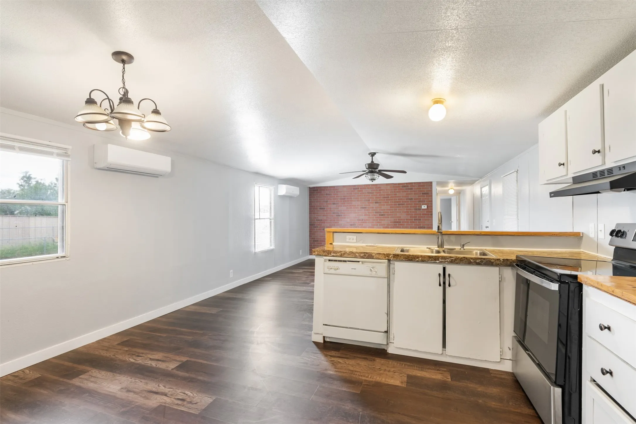 Mobile Home For Sale in Kaufman County , 414 Kaci Jo, Mabank, Texas 75147, 3 Bedroom, 2 Bathroom, Garage spaces, 1,216 Sqft, built in 2000, mls#21401780, Real Estate Agent in Mabank, Homes For Sale in Kaufman county, Homes For Sale in Mabank, Realtor in Mabank Texas, Real Estate Brokerage Independent Realty Texas, Luminita Cordes Realtor