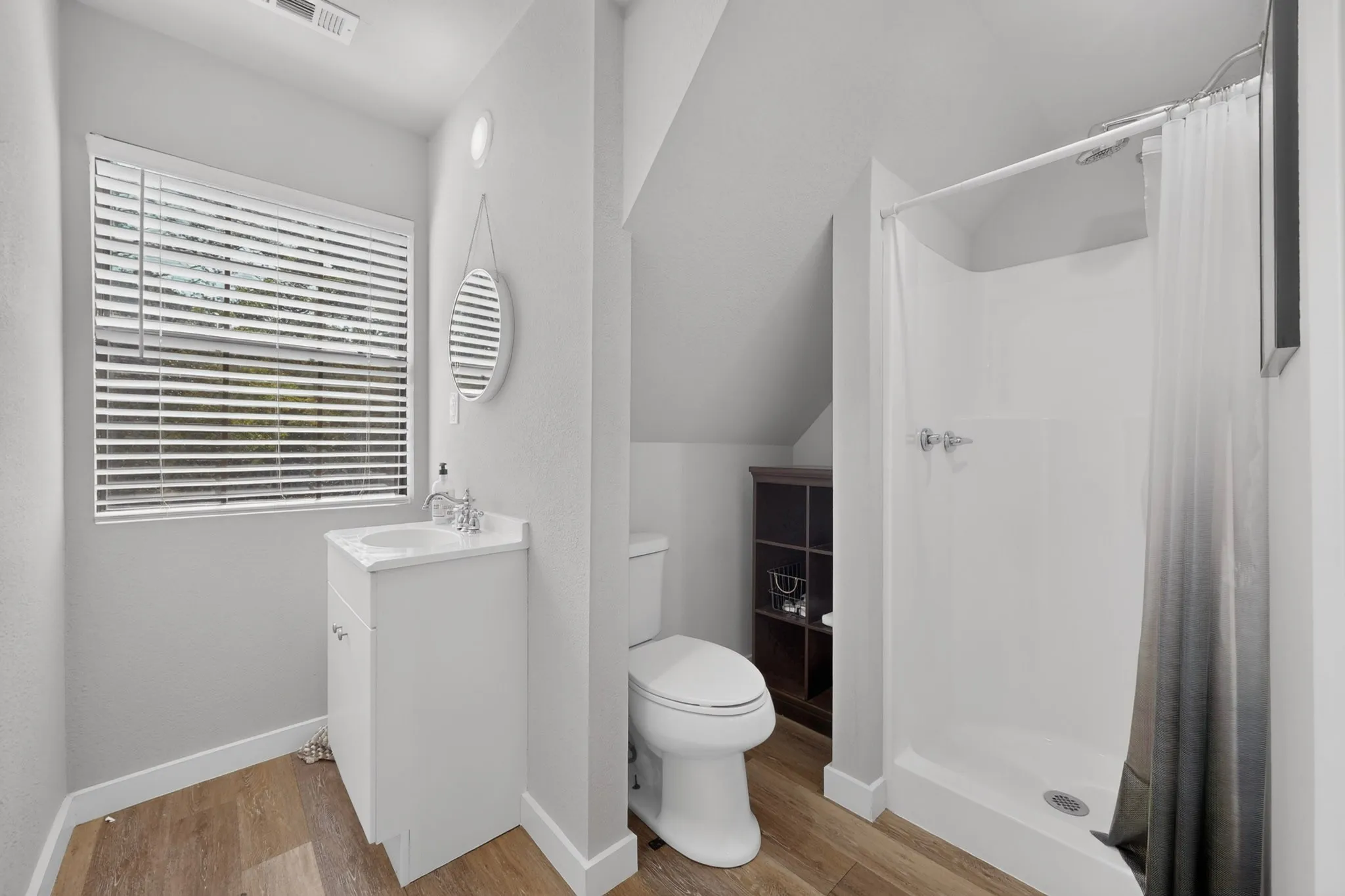 Studio Apartment Full Bathroom