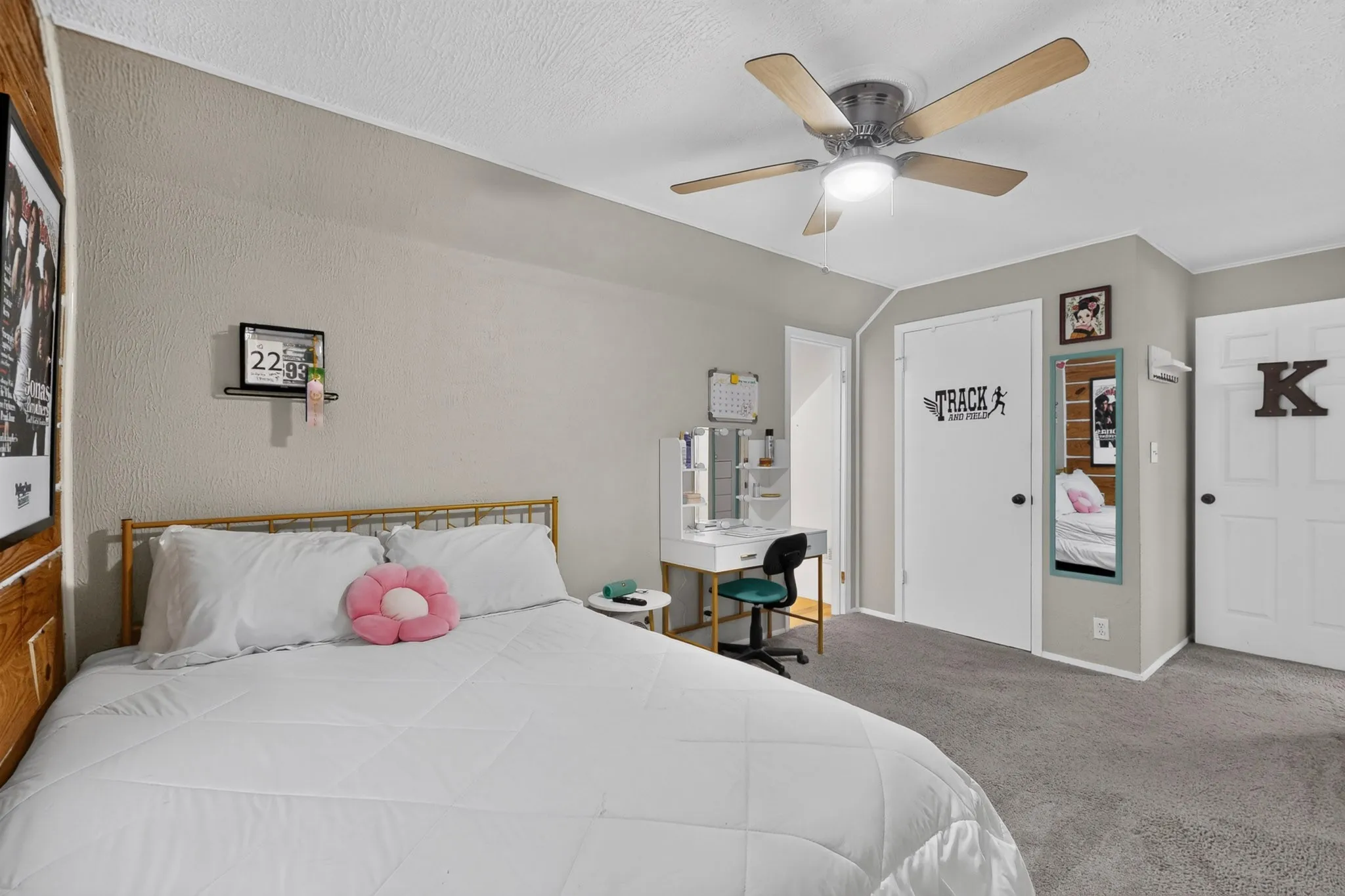 Large Secondary Bedroom with 2 closets