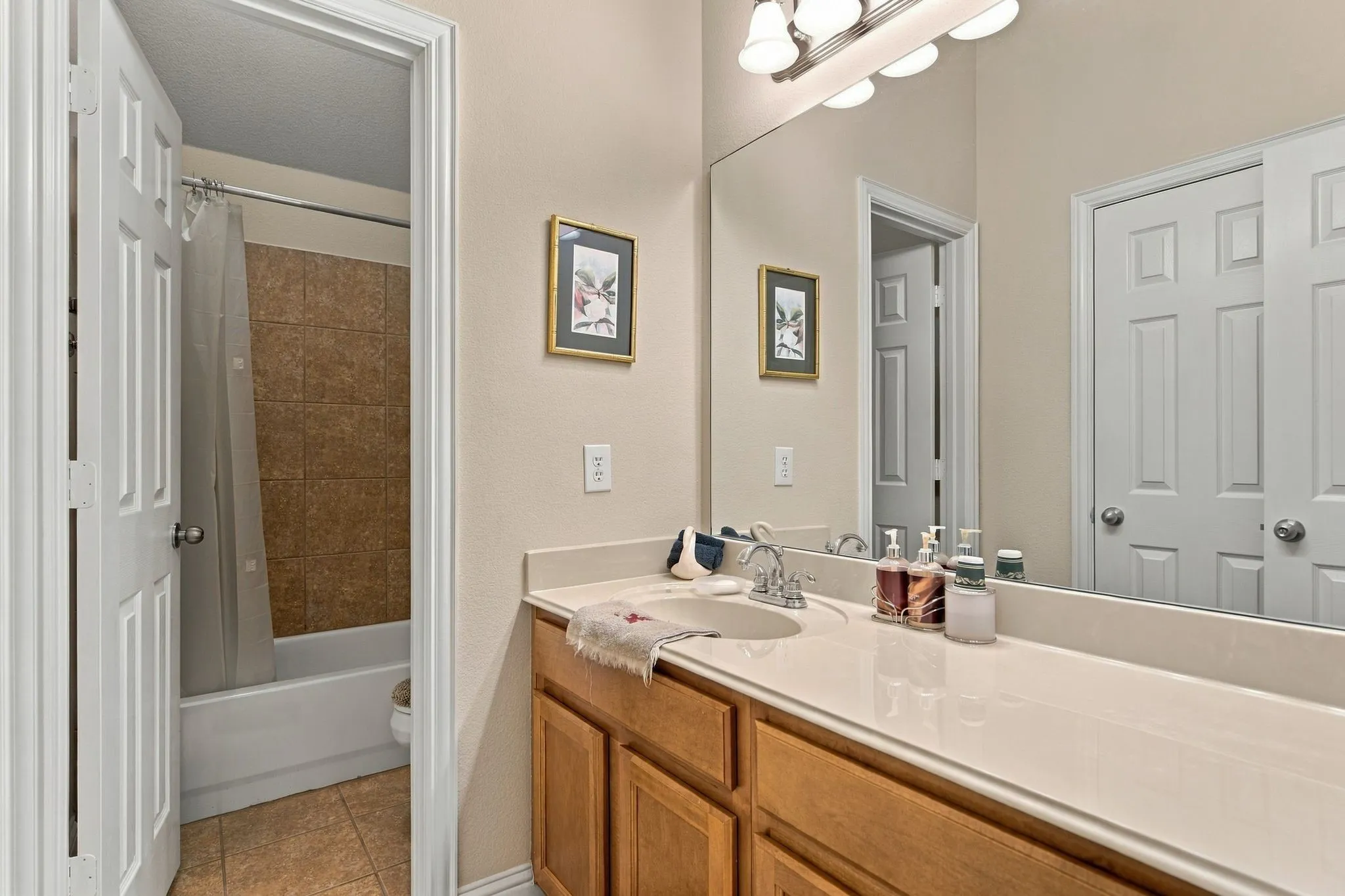 Single Family Residence For Sale in Denton County , 850 Carolina Way, Lantana, Texas 76226, 4 Bedroom, 2 Bathroom, 2 Garage spaces, 2,347 Sqft, built in 2006, mls#21401783, Real Estate Agent in Lantana, Homes For Sale in Denton county, Homes For Sale in Lantana, Realtor in Lantana Texas, Real Estate Brokerage Independent Realty Texas, Luminita Cordes Realtor