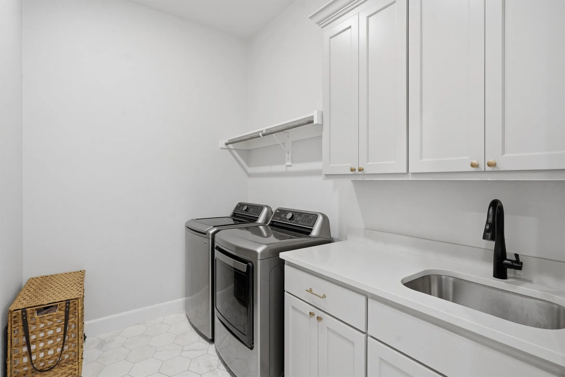 Single Family Residence For Sale in Johnson County , 1525 Blue Lake Drive, Burleson, Texas 76058, 3 Bedroom, 3 Bathroom, 3 Garage spaces, 2,641 Sqft, built in 2023, mls#21401787, Real Estate Agent in Burleson, Homes For Sale in Johnson county, Homes For Sale in Burleson, Realtor in Burleson Texas, Real Estate Brokerage Independent Realty Texas, Luminita Cordes Realtor