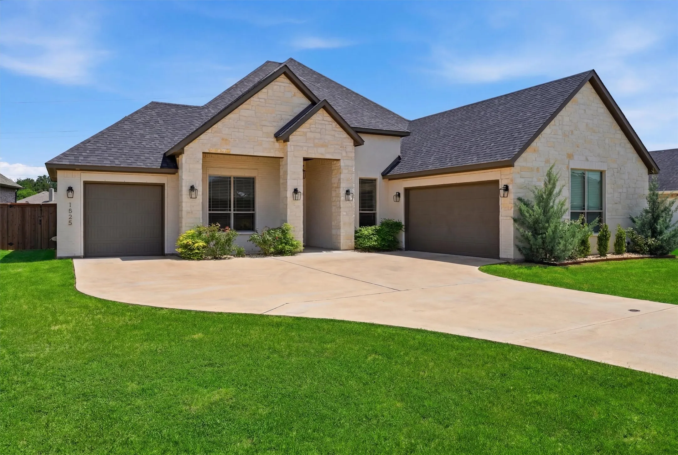 Single Family Residence For Sale in Johnson County , 1525 Blue Lake Drive, Burleson, Texas 76058, 3 Bedroom, 3 Bathroom, 3 Garage spaces, 2,641 Sqft, built in 2023, mls#21401787, Real Estate Agent in Burleson, Homes For Sale in Johnson county, Homes For Sale in Burleson, Realtor in Burleson Texas, Real Estate Brokerage Independent Realty Texas, Luminita Cordes Realtor