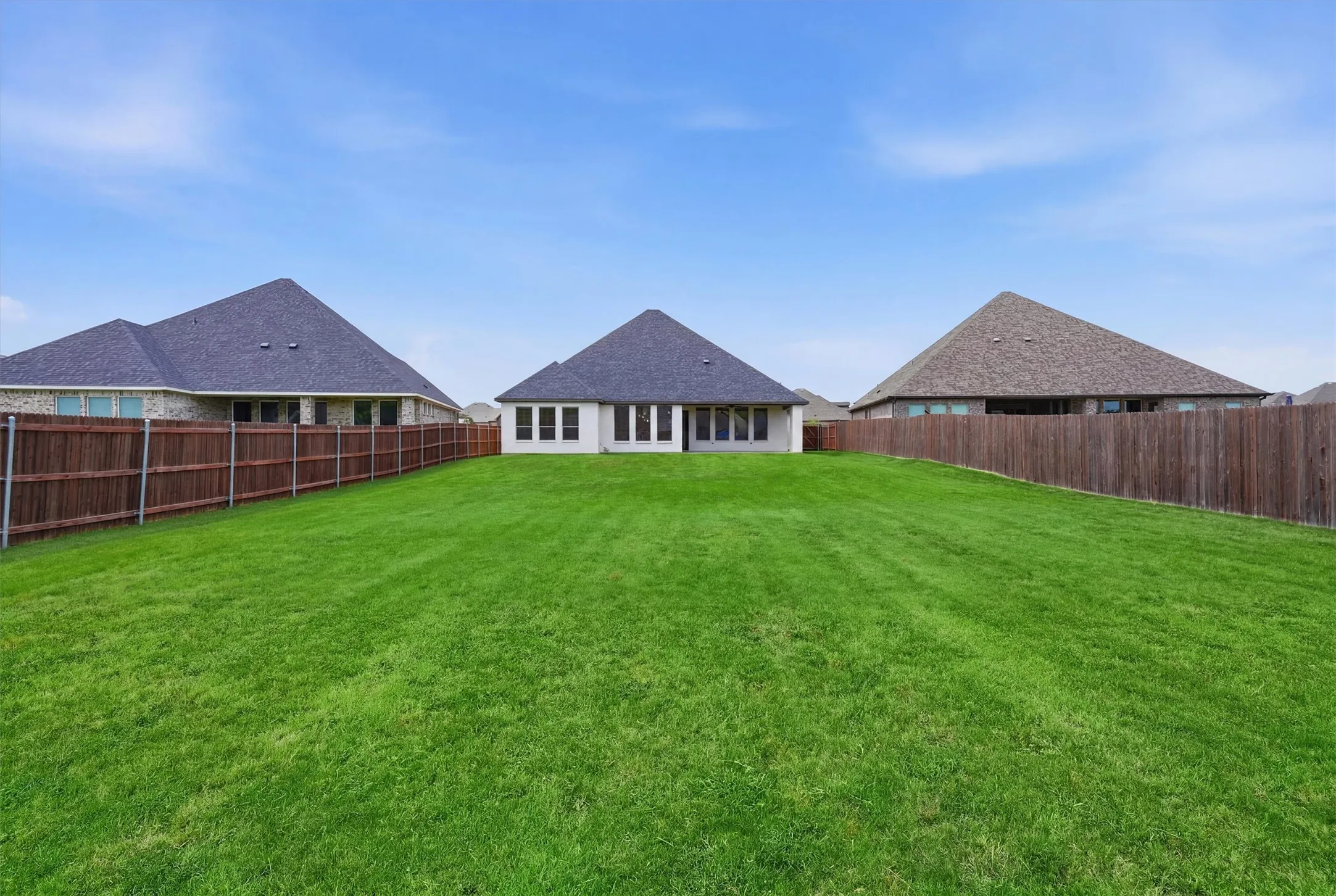 Single Family Residence For Sale in Johnson County , 1525 Blue Lake Drive, Burleson, Texas 76058, 3 Bedroom, 3 Bathroom, 3 Garage spaces, 2,641 Sqft, built in 2023, mls#21401787, Real Estate Agent in Burleson, Homes For Sale in Johnson county, Homes For Sale in Burleson, Realtor in Burleson Texas, Real Estate Brokerage Independent Realty Texas, Luminita Cordes Realtor