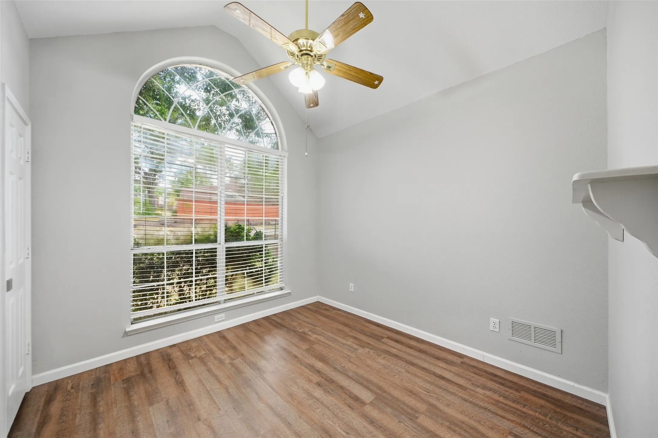 Single Family Residence For Sale in Dallas County , 7117 Charleston Drive, Rowlett, Texas 75089, 3 Bedroom, 2 Bathroom, 2 Garage spaces, 1,377 Sqft, built in 1994, mls#21384997, Real Estate Agent in Rowlett, Homes For Sale in Dallas county, Homes For Sale in Rowlett, Realtor in Rowlett Texas, Real Estate Brokerage Independent Realty Texas, Luminita Cordes Realtor