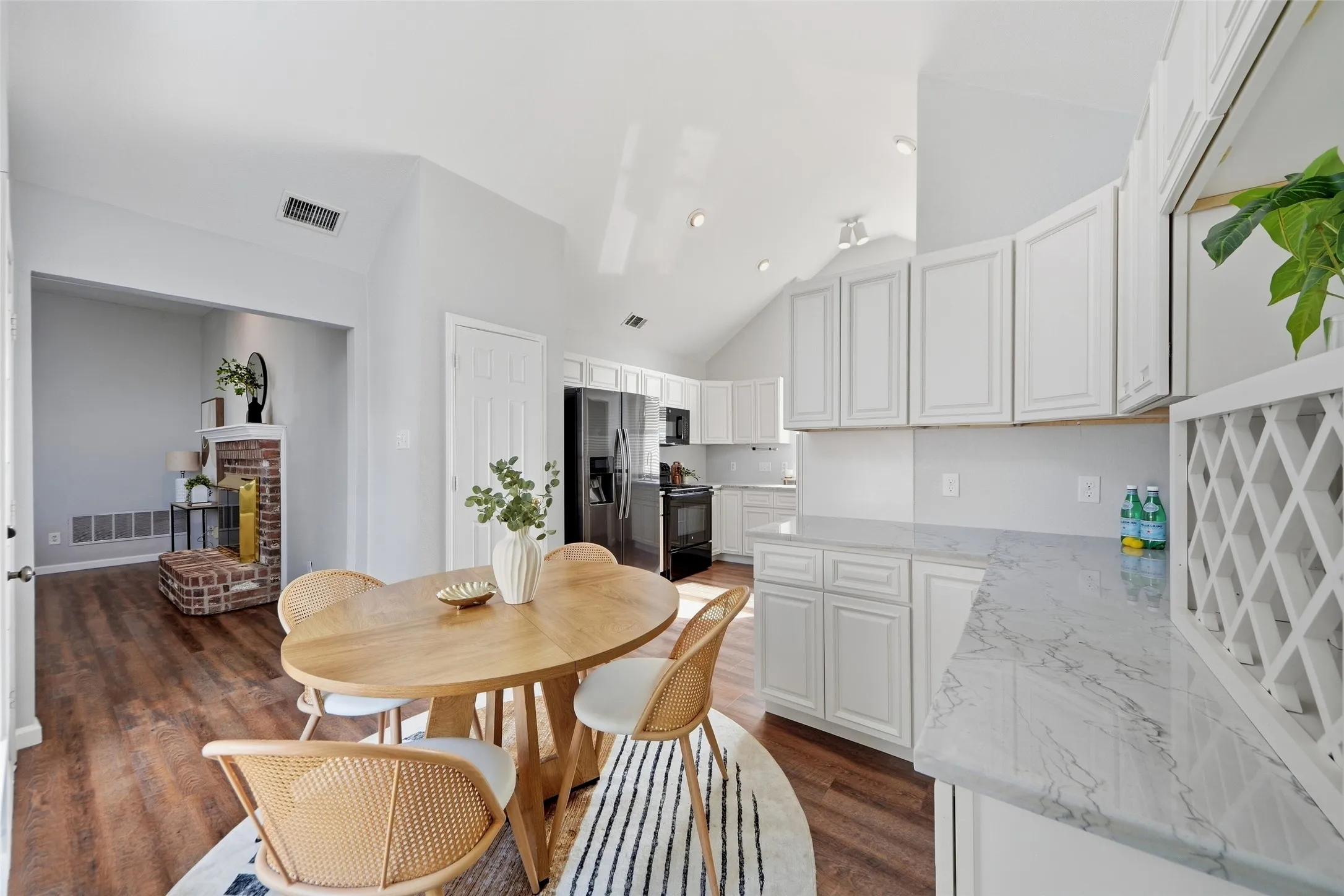 Single Family Residence For Sale in Dallas County , 7117 Charleston Drive, Rowlett, Texas 75089, 3 Bedroom, 2 Bathroom, 2 Garage spaces, 1,377 Sqft, built in 1994, mls#21384997, Real Estate Agent in Rowlett, Homes For Sale in Dallas county, Homes For Sale in Rowlett, Realtor in Rowlett Texas, Real Estate Brokerage Independent Realty Texas, Luminita Cordes Realtor