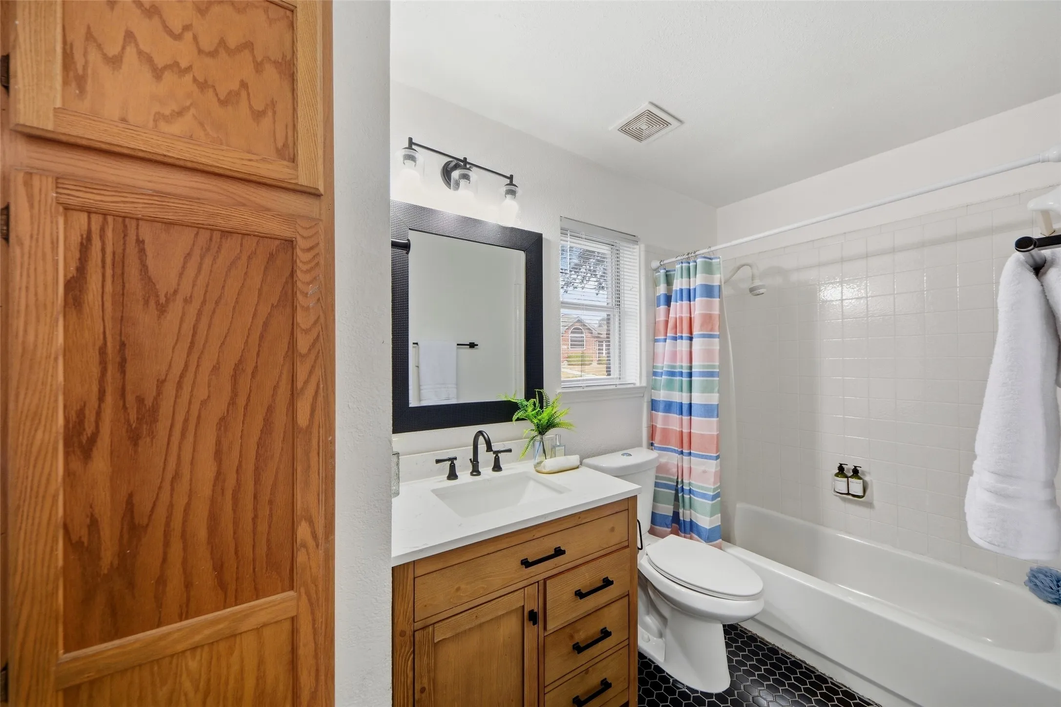 Single Family Residence For Sale in Dallas County , 7117 Charleston Drive, Rowlett, Texas 75089, 3 Bedroom, 2 Bathroom, 2 Garage spaces, 1,377 Sqft, built in 1994, mls#21384997, Real Estate Agent in Rowlett, Homes For Sale in Dallas county, Homes For Sale in Rowlett, Realtor in Rowlett Texas, Real Estate Brokerage Independent Realty Texas, Luminita Cordes Realtor