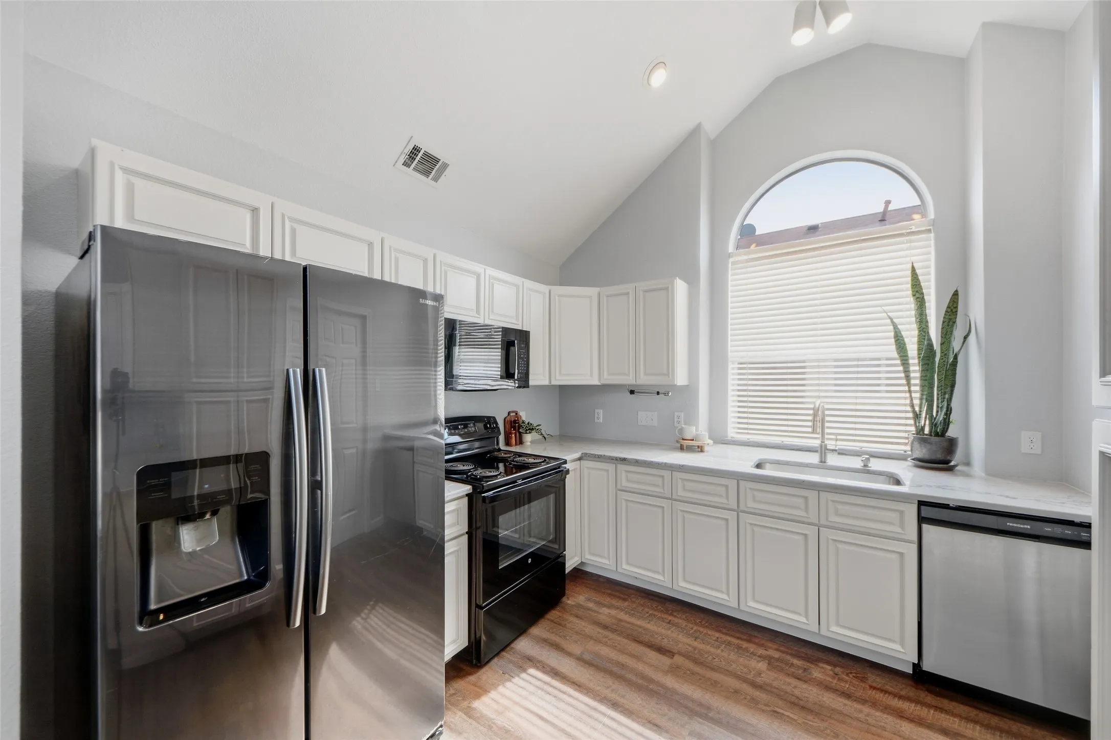 Single Family Residence For Sale in Dallas County , 7117 Charleston Drive, Rowlett, Texas 75089, 3 Bedroom, 2 Bathroom, 2 Garage spaces, 1,377 Sqft, built in 1994, mls#21384997, Real Estate Agent in Rowlett, Homes For Sale in Dallas county, Homes For Sale in Rowlett, Realtor in Rowlett Texas, Real Estate Brokerage Independent Realty Texas, Luminita Cordes Realtor