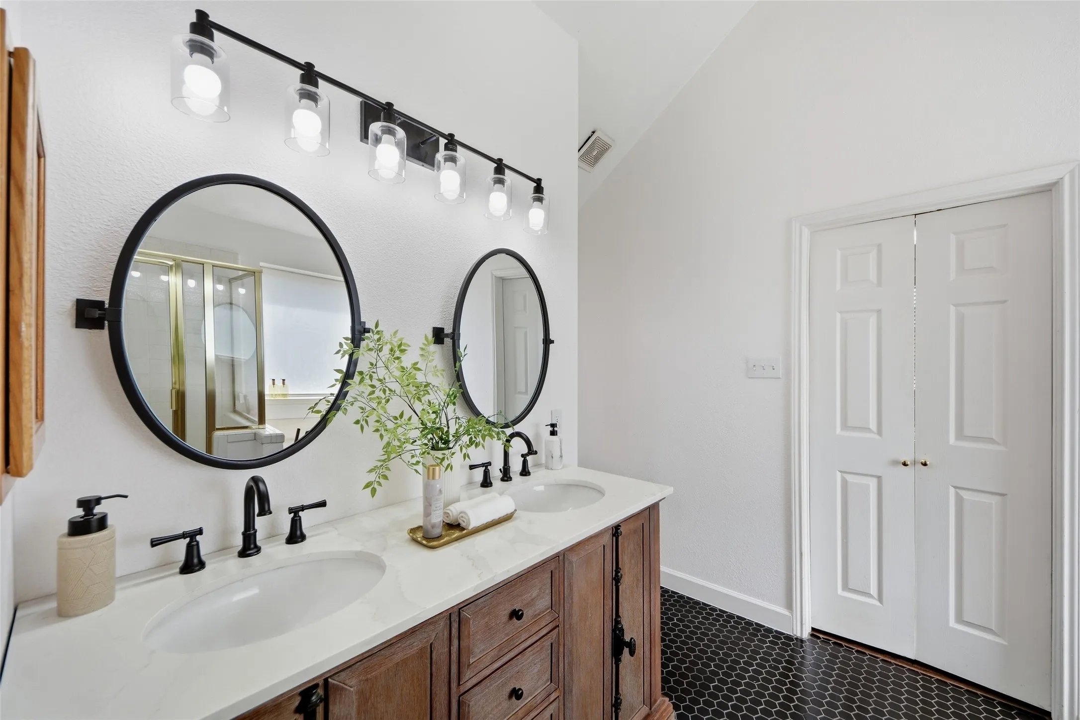 Single Family Residence For Sale in Dallas County , 7117 Charleston Drive, Rowlett, Texas 75089, 3 Bedroom, 2 Bathroom, 2 Garage spaces, 1,377 Sqft, built in 1994, mls#21384997, Real Estate Agent in Rowlett, Homes For Sale in Dallas county, Homes For Sale in Rowlett, Realtor in Rowlett Texas, Real Estate Brokerage Independent Realty Texas, Luminita Cordes Realtor
