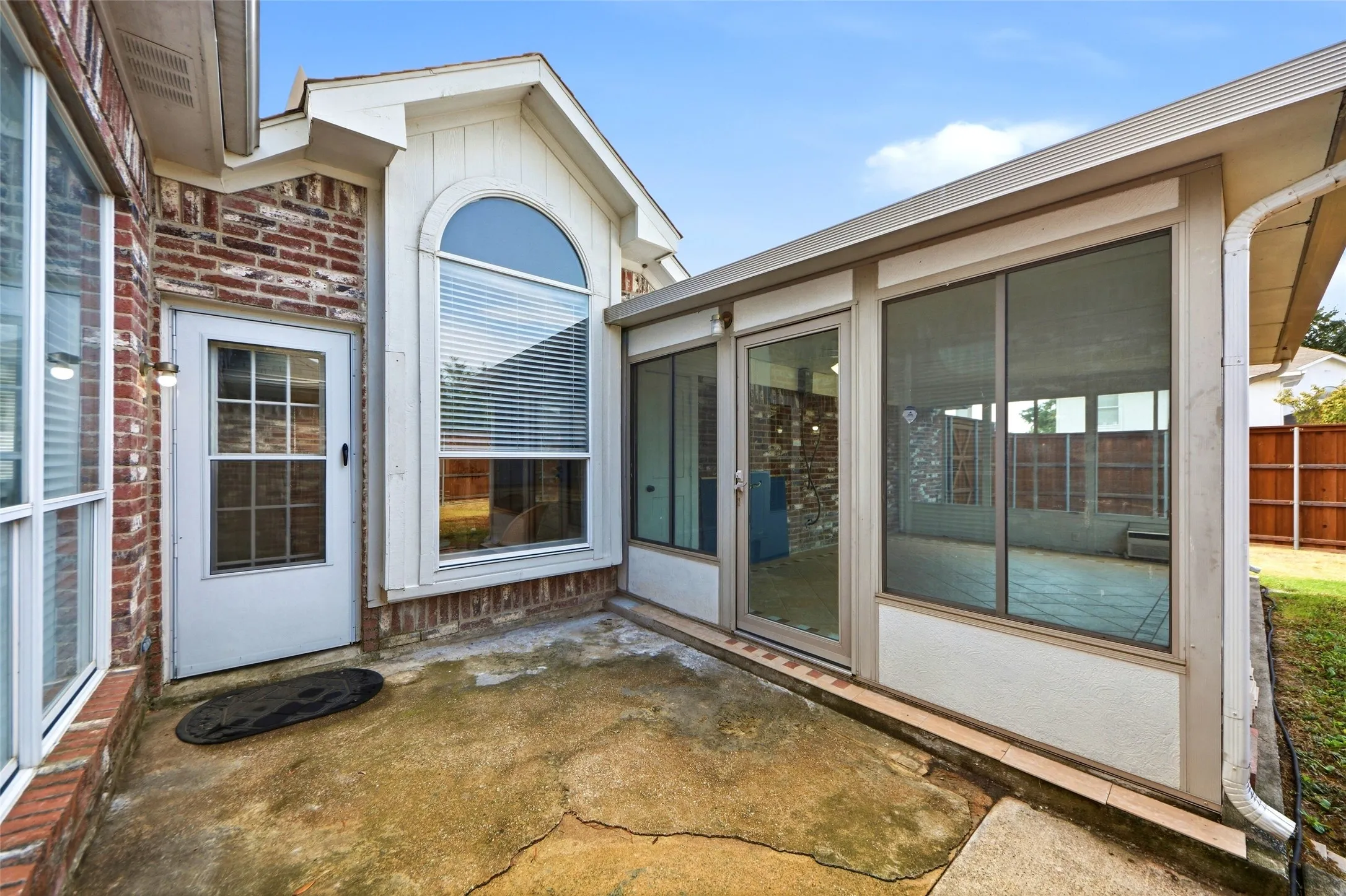 Single Family Residence For Sale in Dallas County , 7117 Charleston Drive, Rowlett, Texas 75089, 3 Bedroom, 2 Bathroom, 2 Garage spaces, 1,377 Sqft, built in 1994, mls#21384997, Real Estate Agent in Rowlett, Homes For Sale in Dallas county, Homes For Sale in Rowlett, Realtor in Rowlett Texas, Real Estate Brokerage Independent Realty Texas, Luminita Cordes Realtor