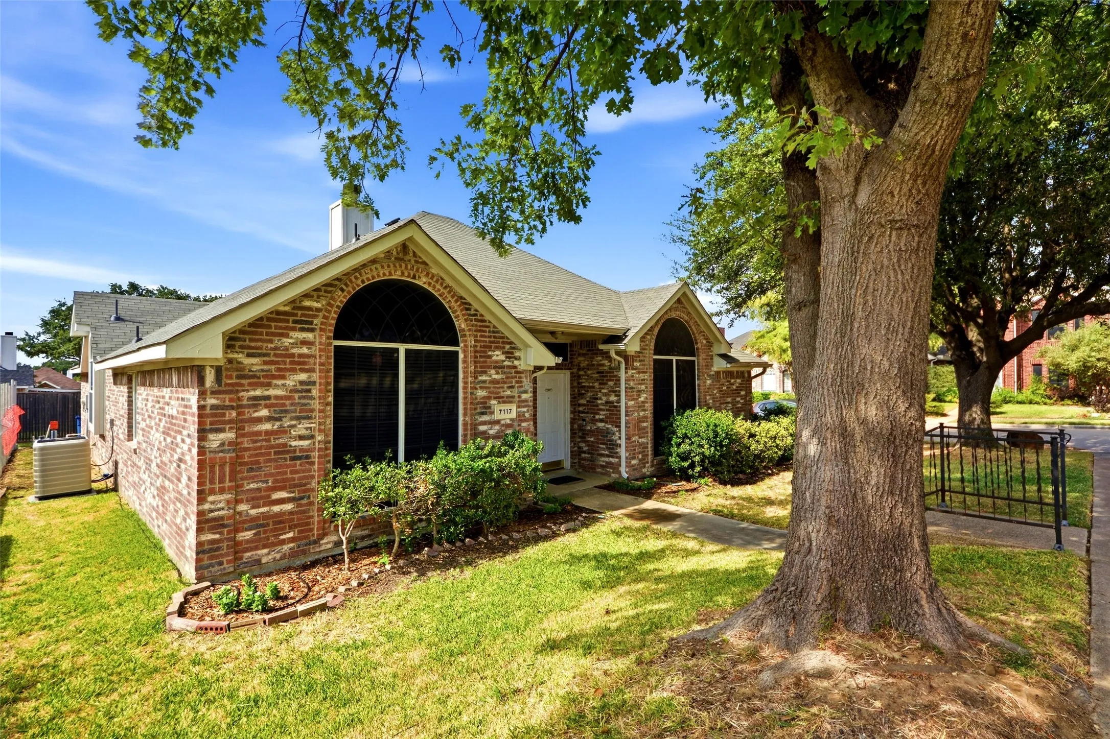 Single Family Residence For Sale in Dallas County , 7117 Charleston Drive, Rowlett, Texas 75089, 3 Bedroom, 2 Bathroom, 2 Garage spaces, 1,377 Sqft, built in 1994, mls#21384997, Real Estate Agent in Rowlett, Homes For Sale in Dallas county, Homes For Sale in Rowlett, Realtor in Rowlett Texas, Real Estate Brokerage Independent Realty Texas, Luminita Cordes Realtor