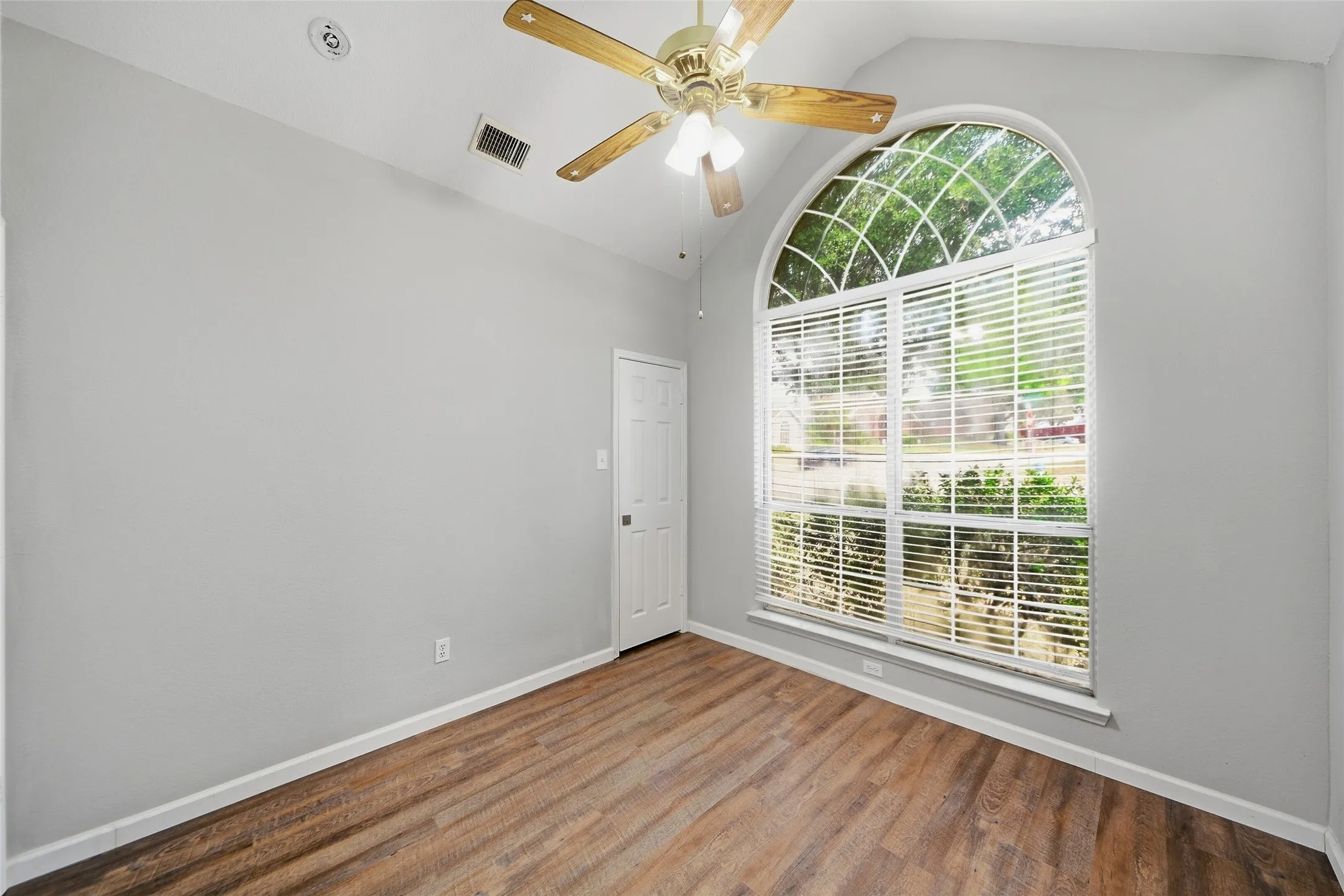 Single Family Residence For Sale in Dallas County , 7117 Charleston Drive, Rowlett, Texas 75089, 3 Bedroom, 2 Bathroom, 2 Garage spaces, 1,377 Sqft, built in 1994, mls#21384997, Real Estate Agent in Rowlett, Homes For Sale in Dallas county, Homes For Sale in Rowlett, Realtor in Rowlett Texas, Real Estate Brokerage Independent Realty Texas, Luminita Cordes Realtor