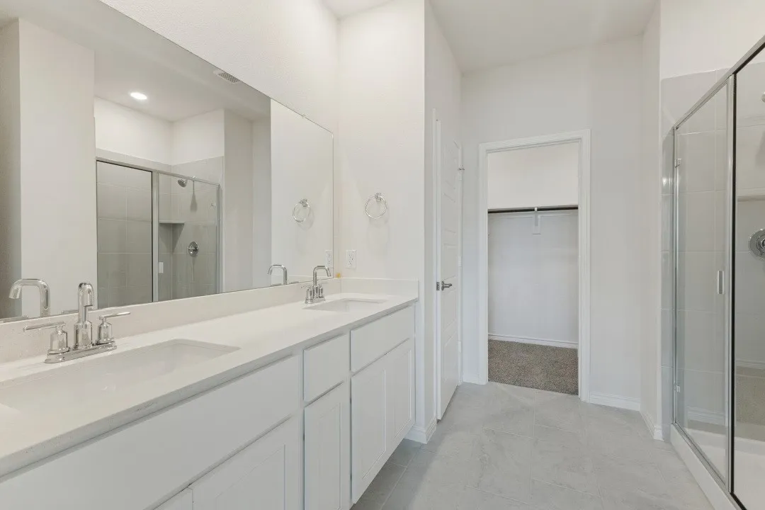 Ensuite bathroom for primary bedroom with walk-in closet
