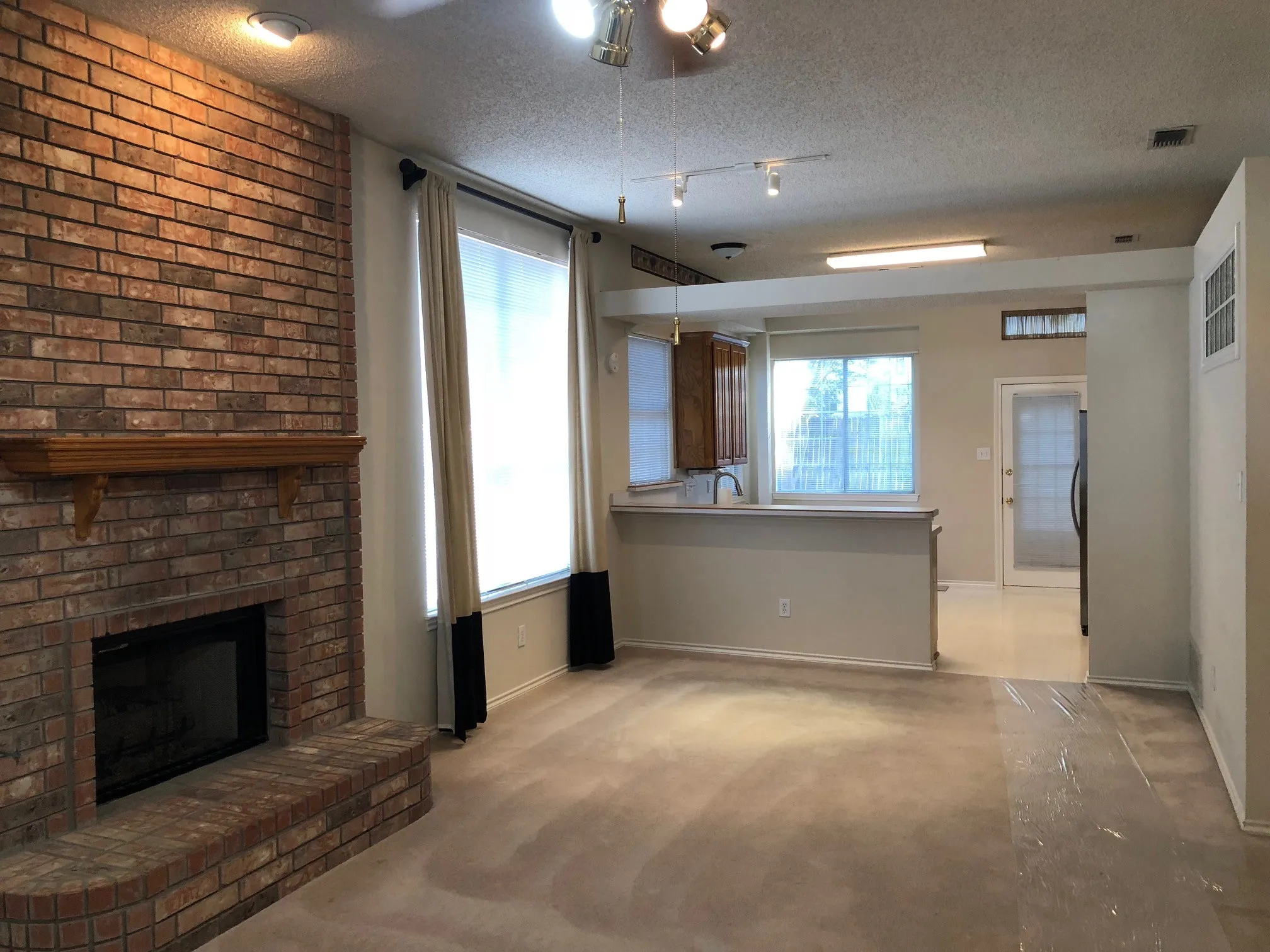 Single Family Residence For Sale in Tarrant County , 2118 Stoneridge Drive, Keller, Texas 76248, 3 Bedroom, 2 Bathroom, 2 Garage spaces, 1,595 Sqft, built in 1994, mls#21401808, Real Estate Agent in Keller, Homes For Sale in Tarrant county, Homes For Sale in Keller, Realtor in Keller Texas, Real Estate Brokerage Independent Realty Texas, Luminita Cordes Realtor