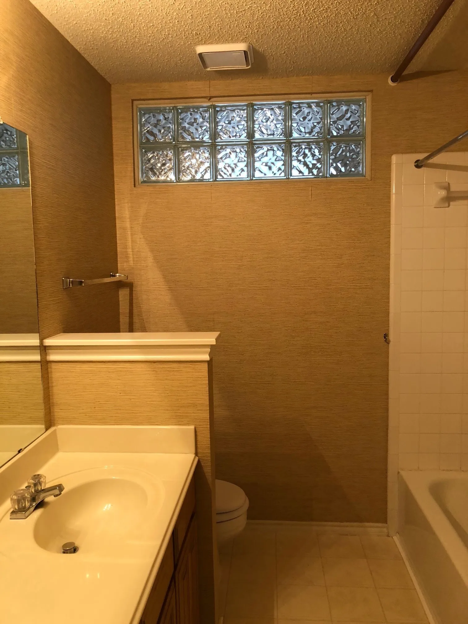 Single Family Residence For Sale in Tarrant County , 2118 Stoneridge Drive, Keller, Texas 76248, 3 Bedroom, 2 Bathroom, 2 Garage spaces, 1,595 Sqft, built in 1994, mls#21401808, Real Estate Agent in Keller, Homes For Sale in Tarrant county, Homes For Sale in Keller, Realtor in Keller Texas, Real Estate Brokerage Independent Realty Texas, Luminita Cordes Realtor