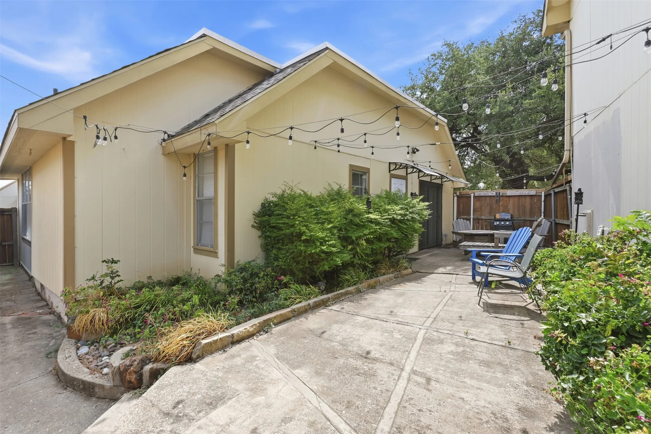 Townhouse For Sale in Dallas County , 13915 Brookgreen Drive, Dallas, Texas 75240, 2 Bedroom, 2 Bathroom, Garage spaces, 937 Sqft, built in 1969, mls#21393473, Real Estate Agent in Dallas, Homes For Sale in Dallas county, Homes For Sale in Dallas, Realtor in Dallas Texas, Real Estate Brokerage Independent Realty Texas, Luminita Cordes Realtor