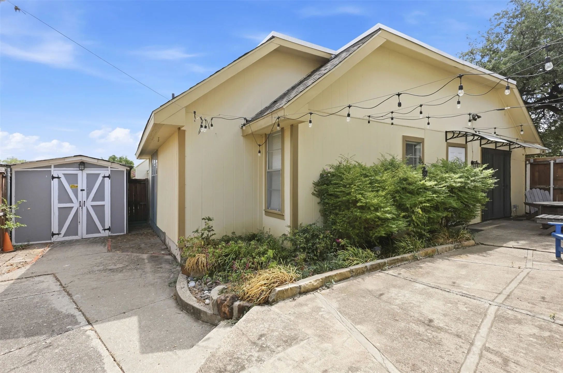 Townhouse For Sale in Dallas County , 13915 Brookgreen Drive, Dallas, Texas 75240, 2 Bedroom, 2 Bathroom, Garage spaces, 937 Sqft, built in 1969, mls#21393473, Real Estate Agent in Dallas, Homes For Sale in Dallas county, Homes For Sale in Dallas, Realtor in Dallas Texas, Real Estate Brokerage Independent Realty Texas, Luminita Cordes Realtor